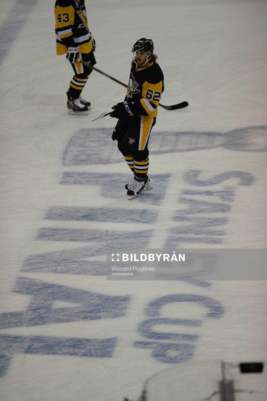 Pittsburgh Penguins left winger Carl Hagelin (62) skates