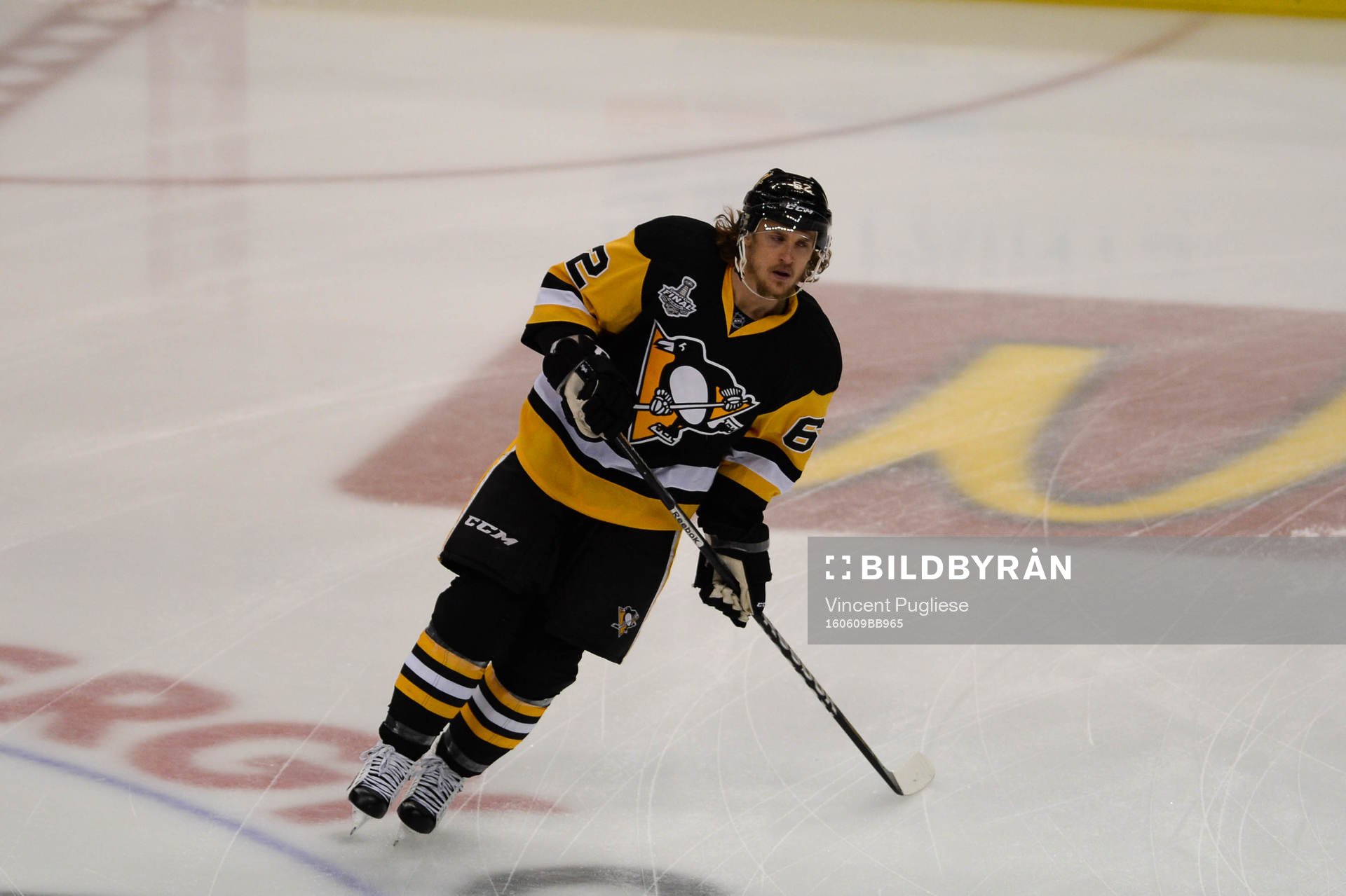 Pittsburgh Penguins left winger Carl Hagelin (62) skates in