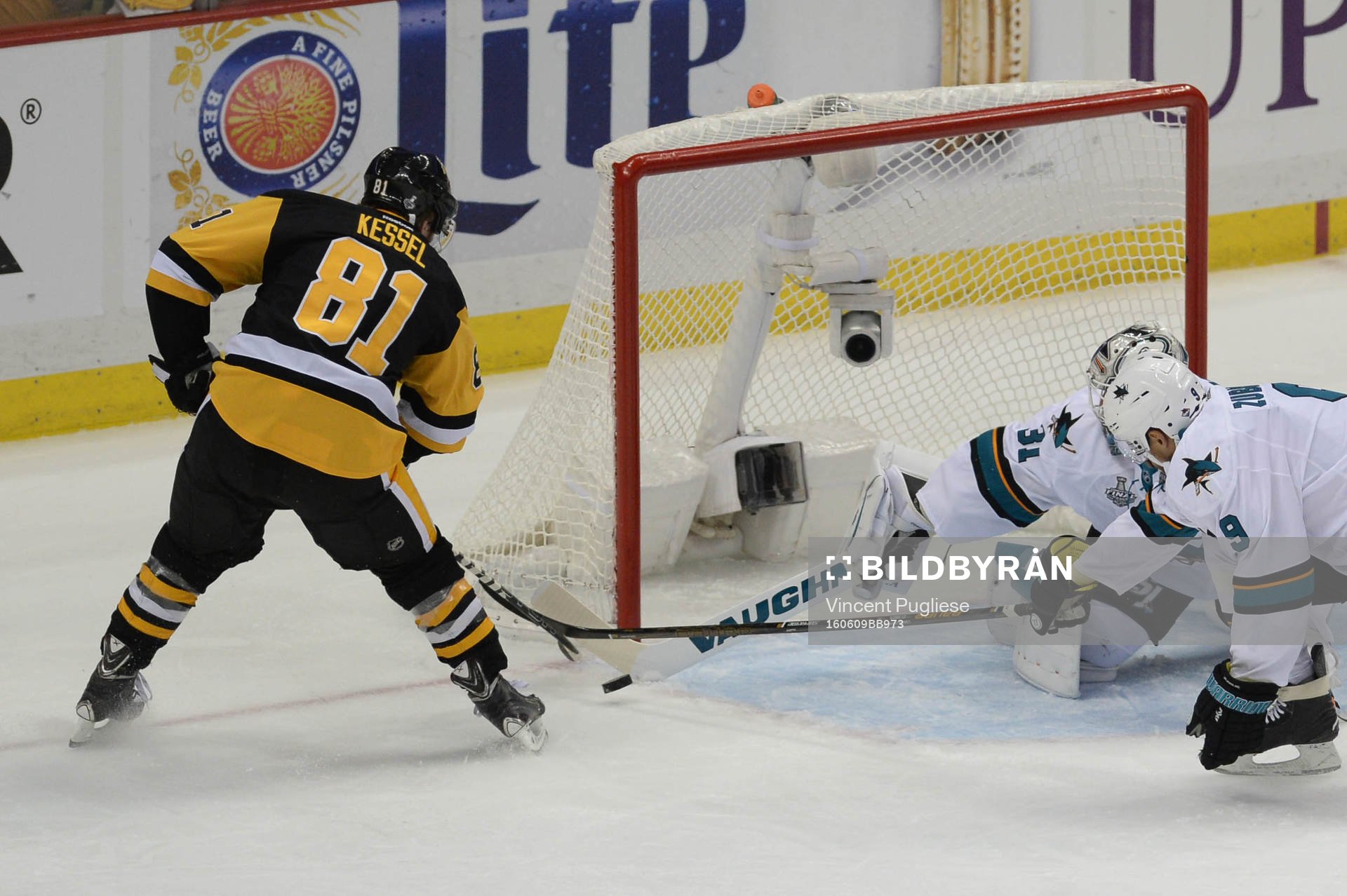 Pittsburgh Penguins right winger Phil Kessel (81) takes a
