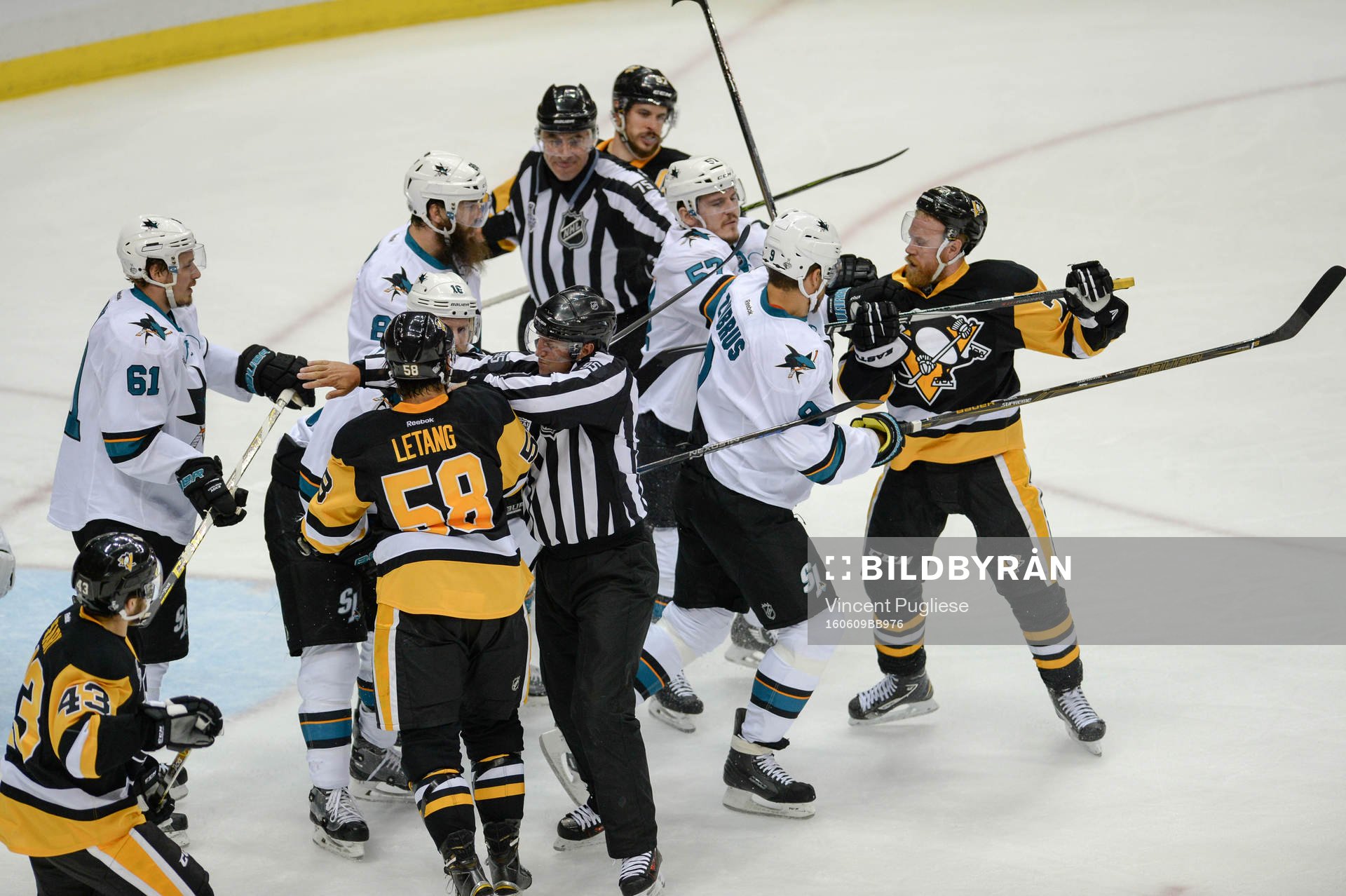 Pittsburgh Penguins right winger Patric Hörnqvist (72)