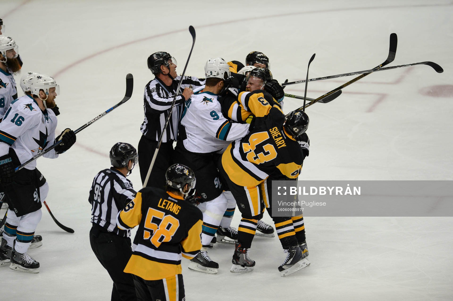 Pittsburgh Penguins right winger Patric Hörnqvist (72)