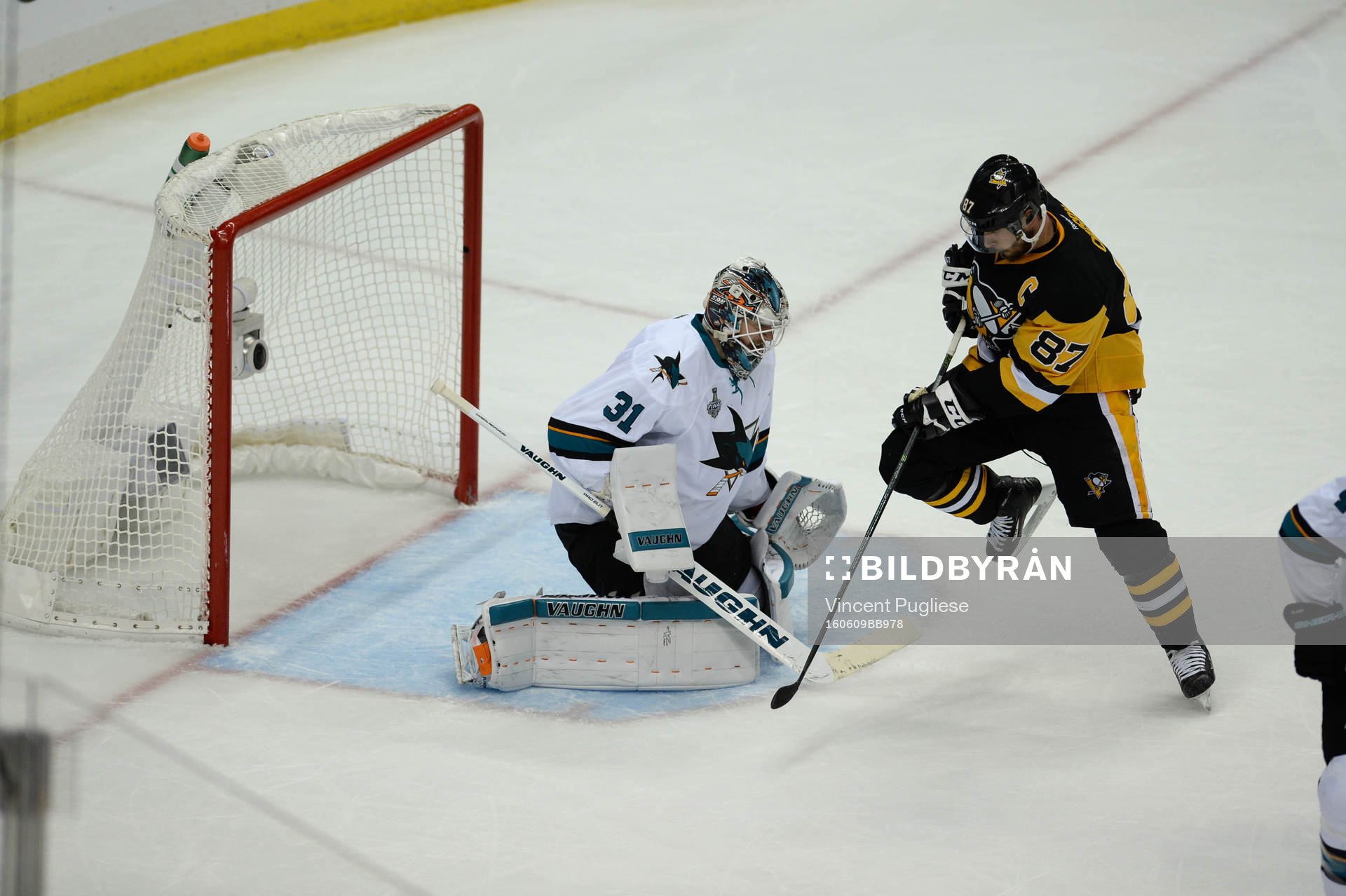Pittsburgh Penguins center Sidney Crosby (87) takes a shot