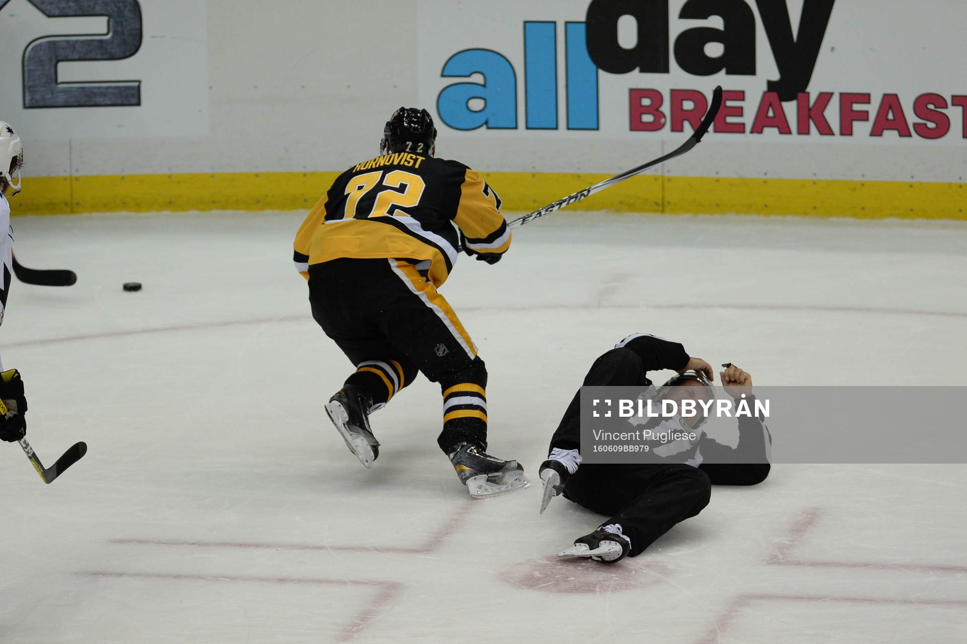 Pittsburgh Penguins right winger Patric Hörnqvist (72)