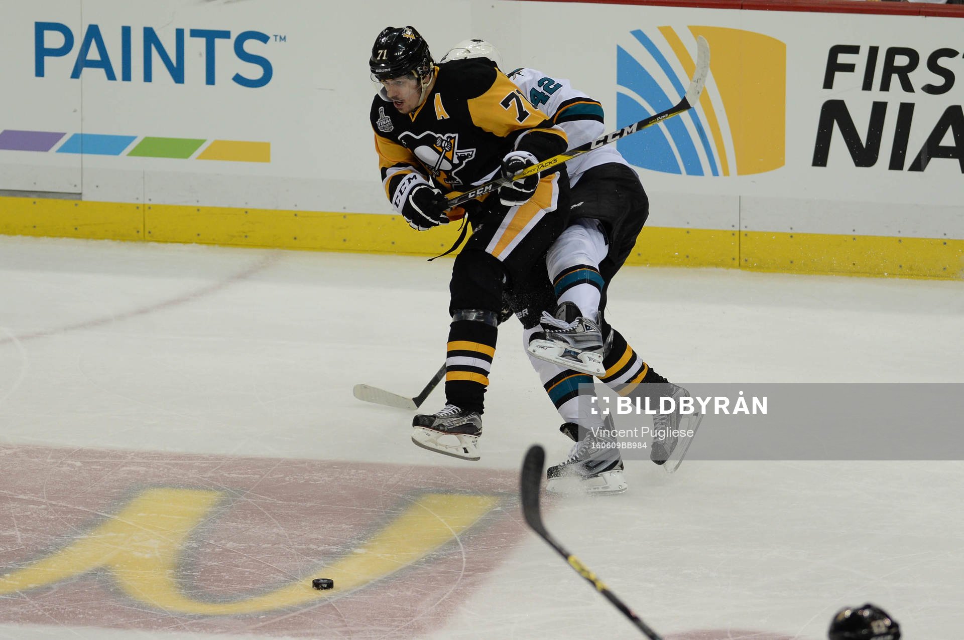 Pittsburgh Penguins center Evgeni Malkin(71) gets bumped