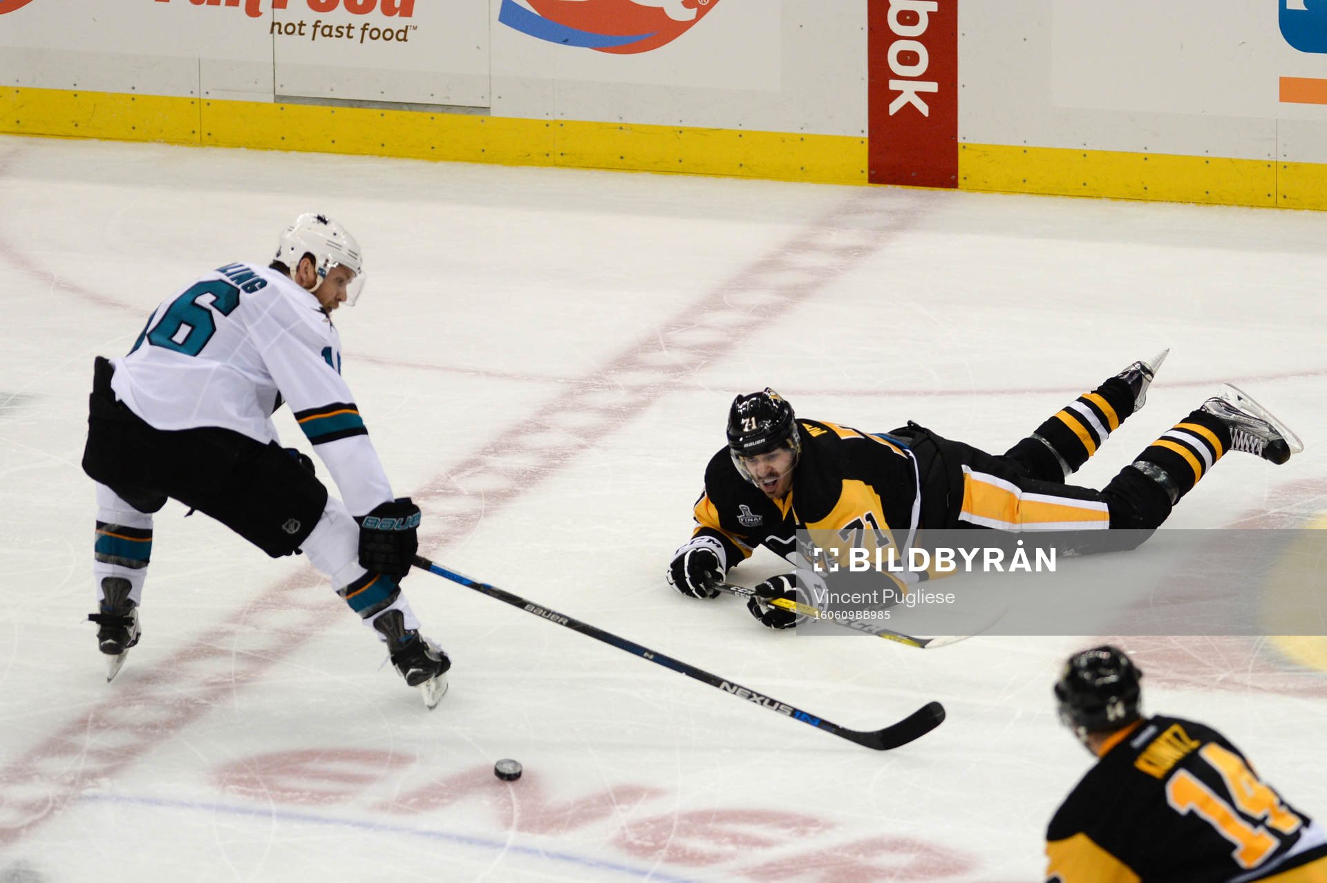 Pittsburgh Penguins center Evgeni Malkin(71) dives for the