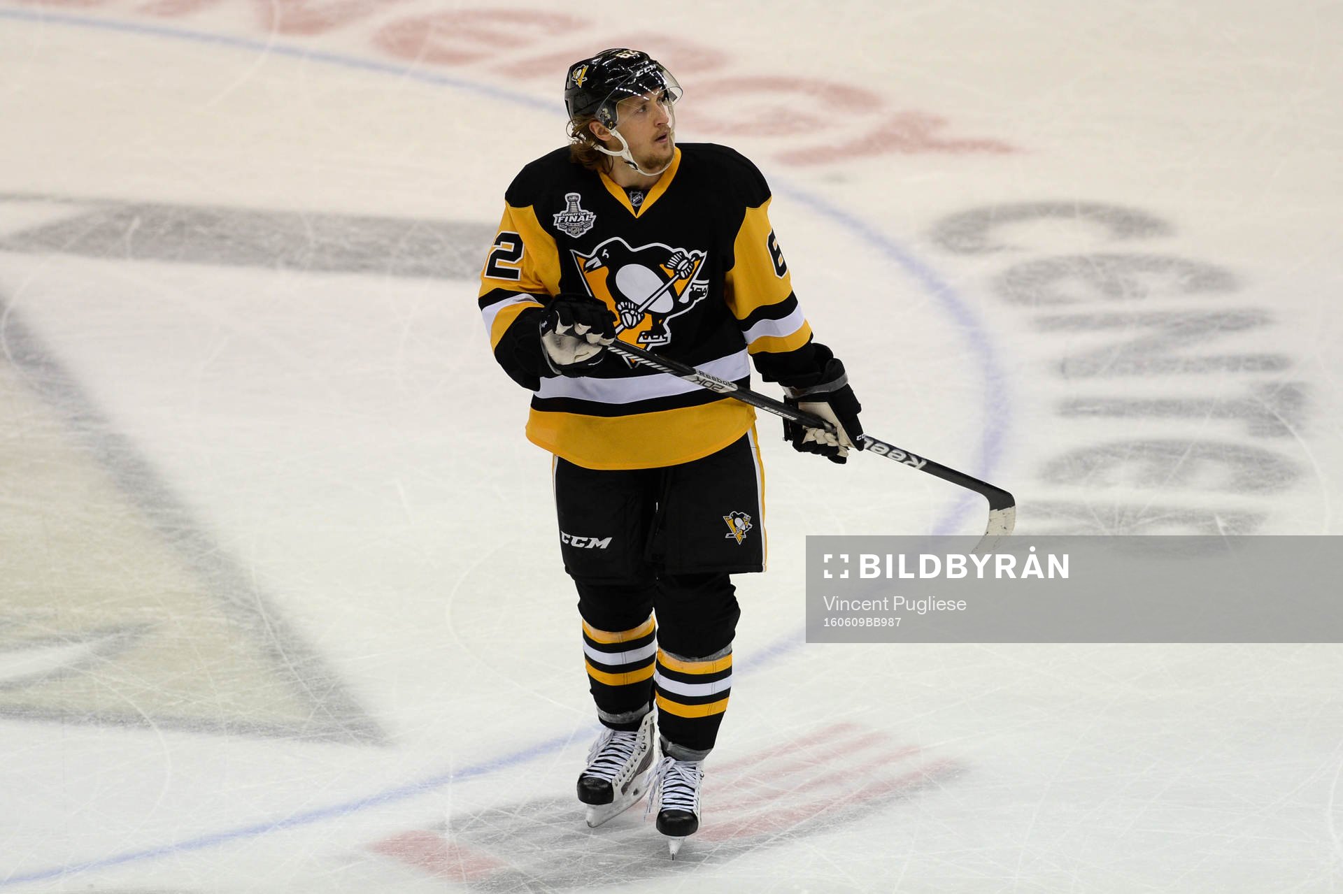Pittsburgh Penguins left winger Carl Hagelin(62) is dejected