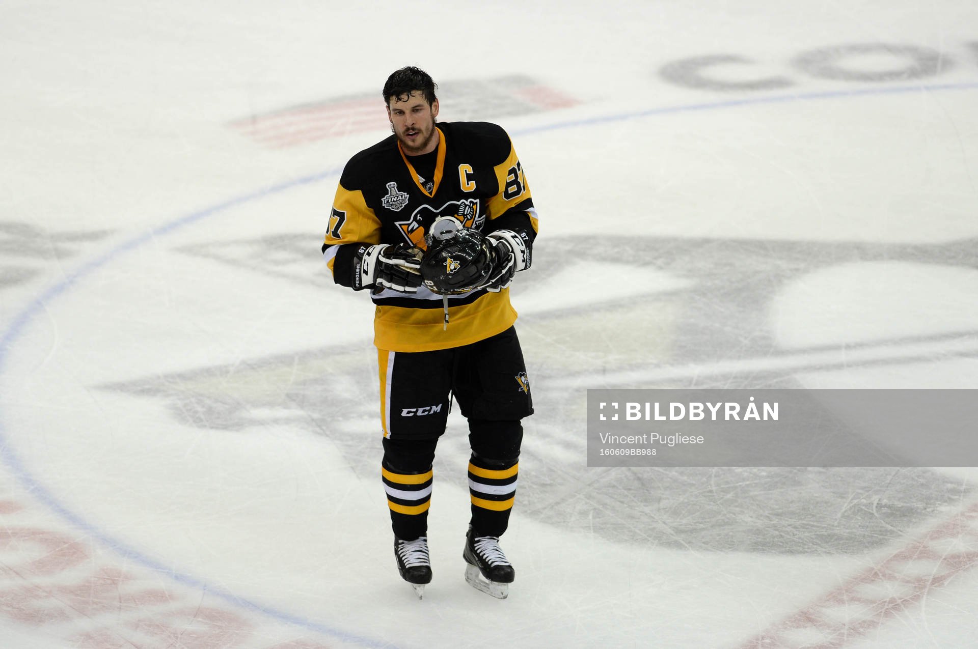 Pittsburgh Penguins center Sidney Crosby(87) skates to the