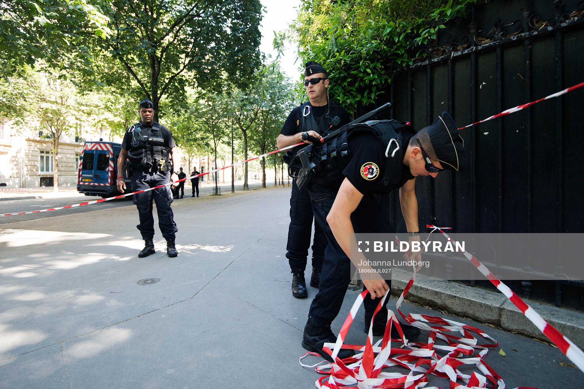 Poliser kontrollerar en avspärrning