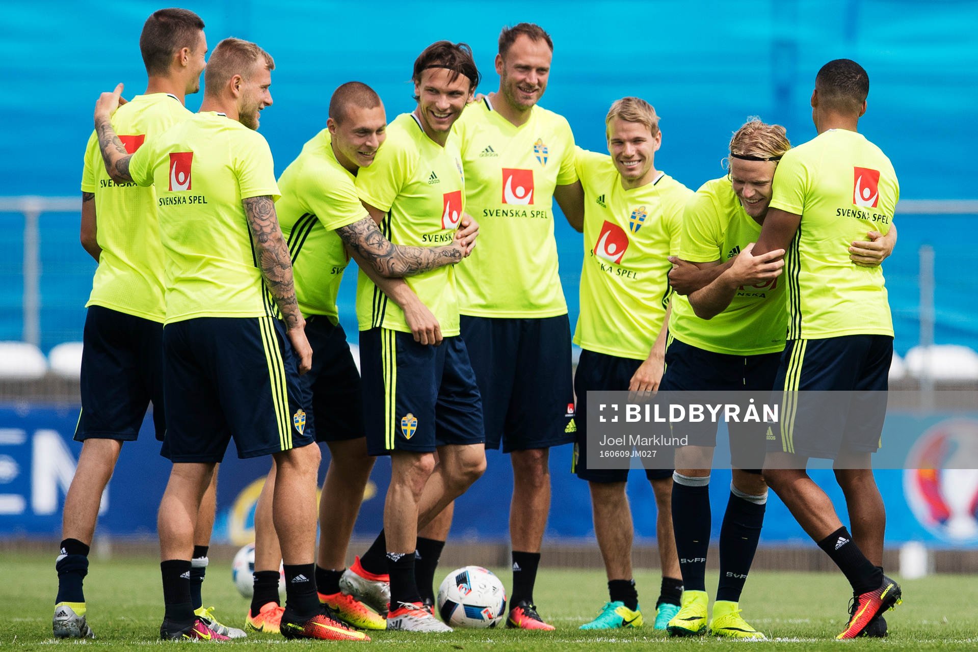 Mikael Lustig, John Guidetti, Victor Nilsson Lindelöf, Alin Ekdal, Andreas Granqvist, Oscar Lewicki, Oscar Hiljemark och Martin Olsson kramar om varandra under Sveriges fotbollslandslags träning inför fotbolls-EM den 9 juni 2016 i Saint-Nazaire.