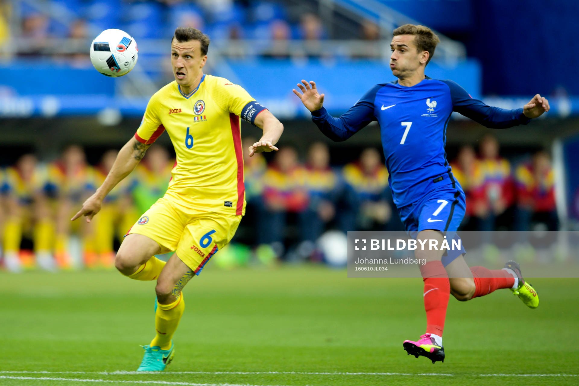 Rumäniens Vlad Chiricheş och Frankrikes Antoine Griezmann