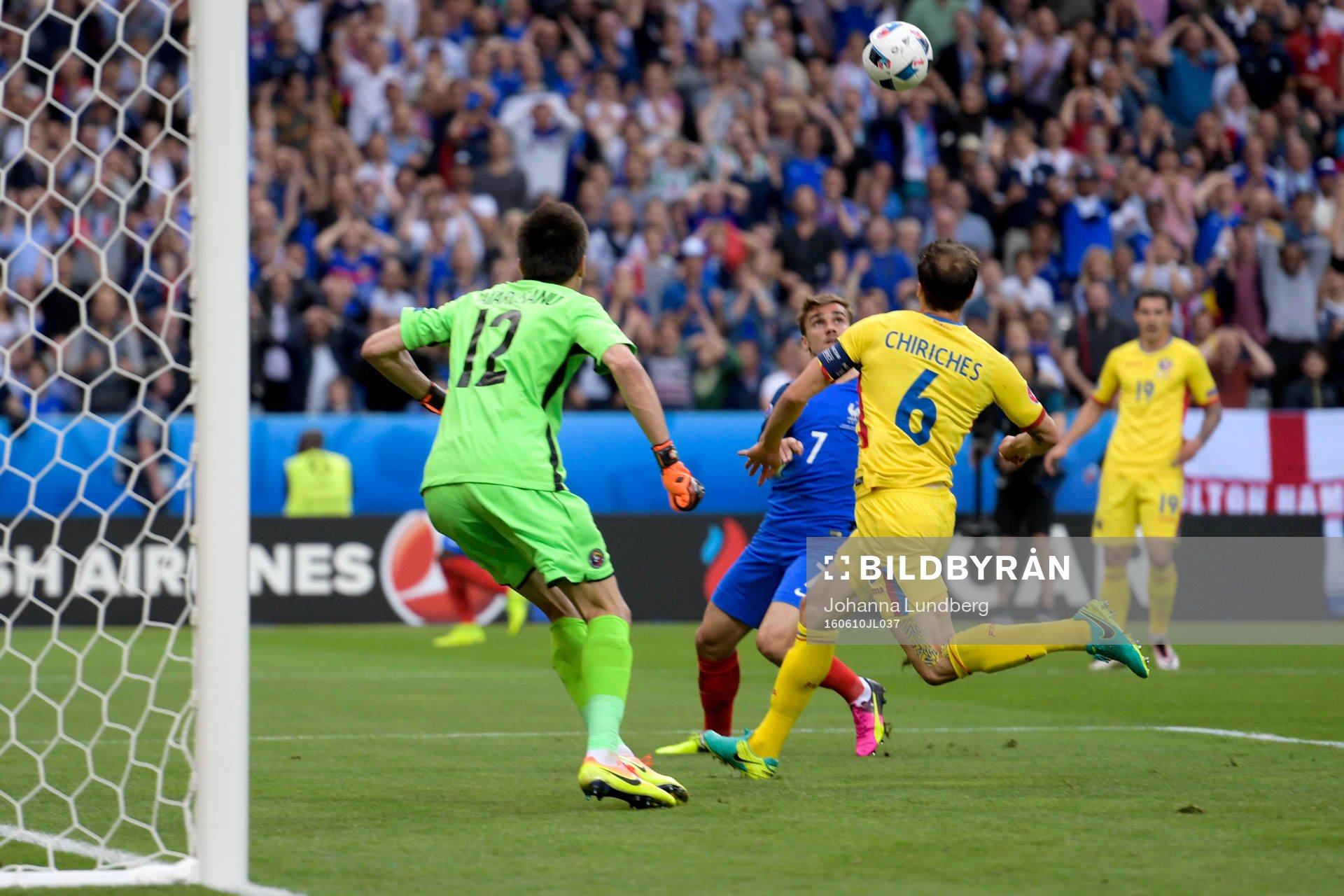 Frankrikes Antoine Griezmann och Rumäniens målvakt Ciprian Tătăruşanu och Vlad Chiricheş under fotbollsmatchen mellan Frankrike och Rumänien under Fotbolls-EM den 10 juni 2016 i Paris.