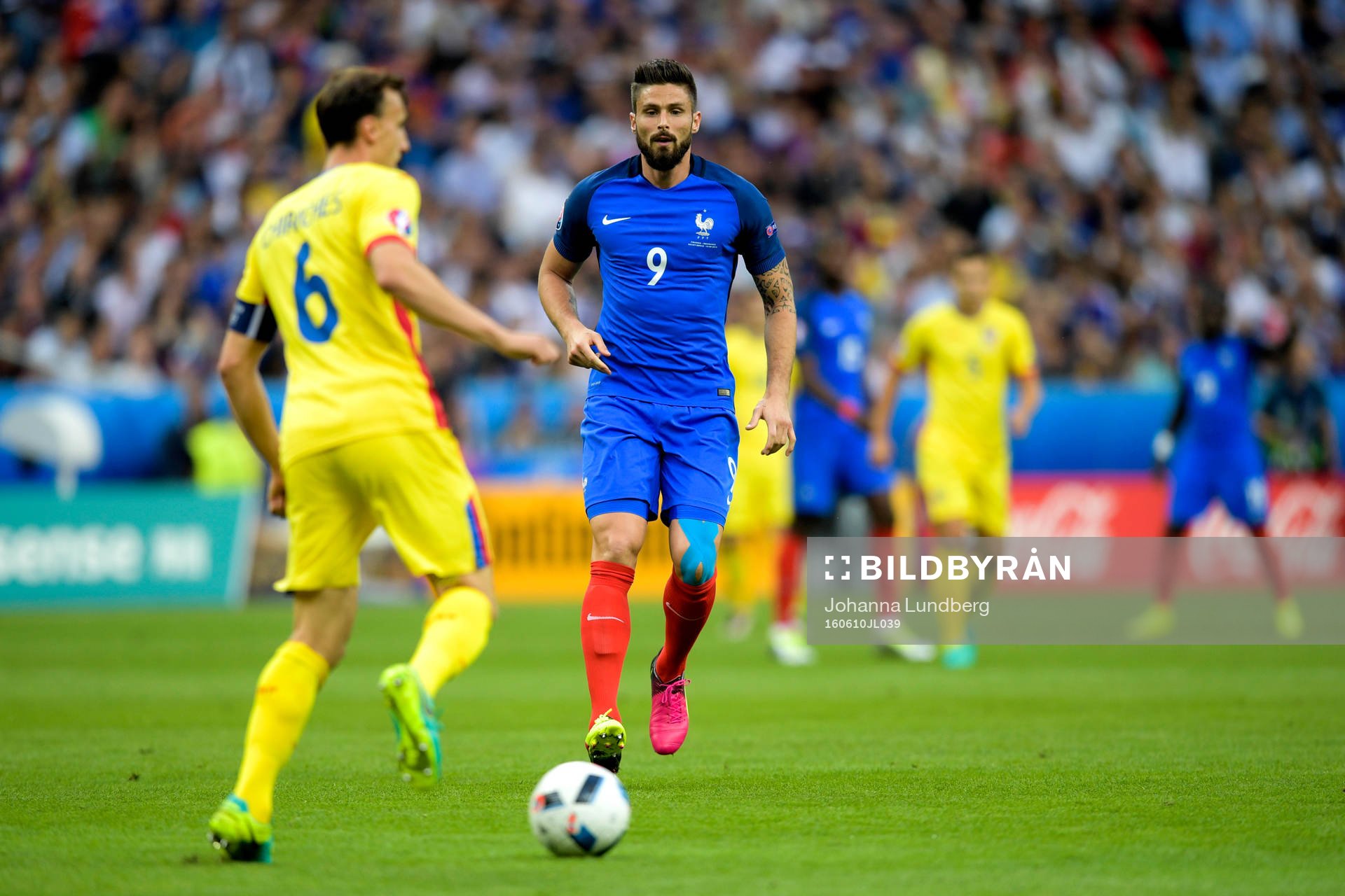 Rumäniens Vlad Chiricheş och Frankrikes Olivier Giroud