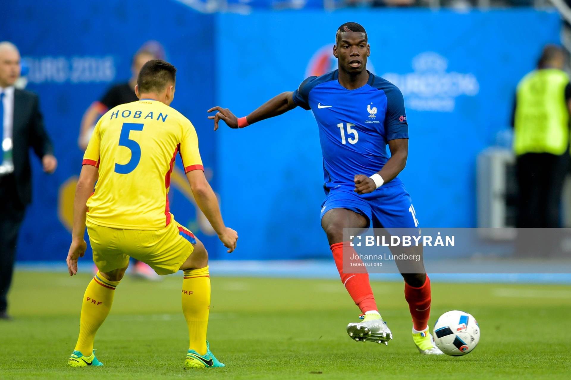 Rumäniens Ovidiu Hoban och Frankrikes Paul Pogba