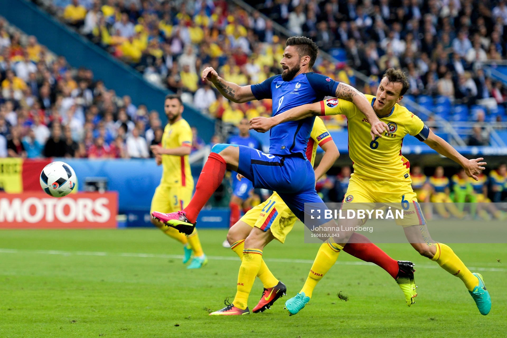Frankrikes Olivier Giroud och Rumäniens Vlad Chiricheş