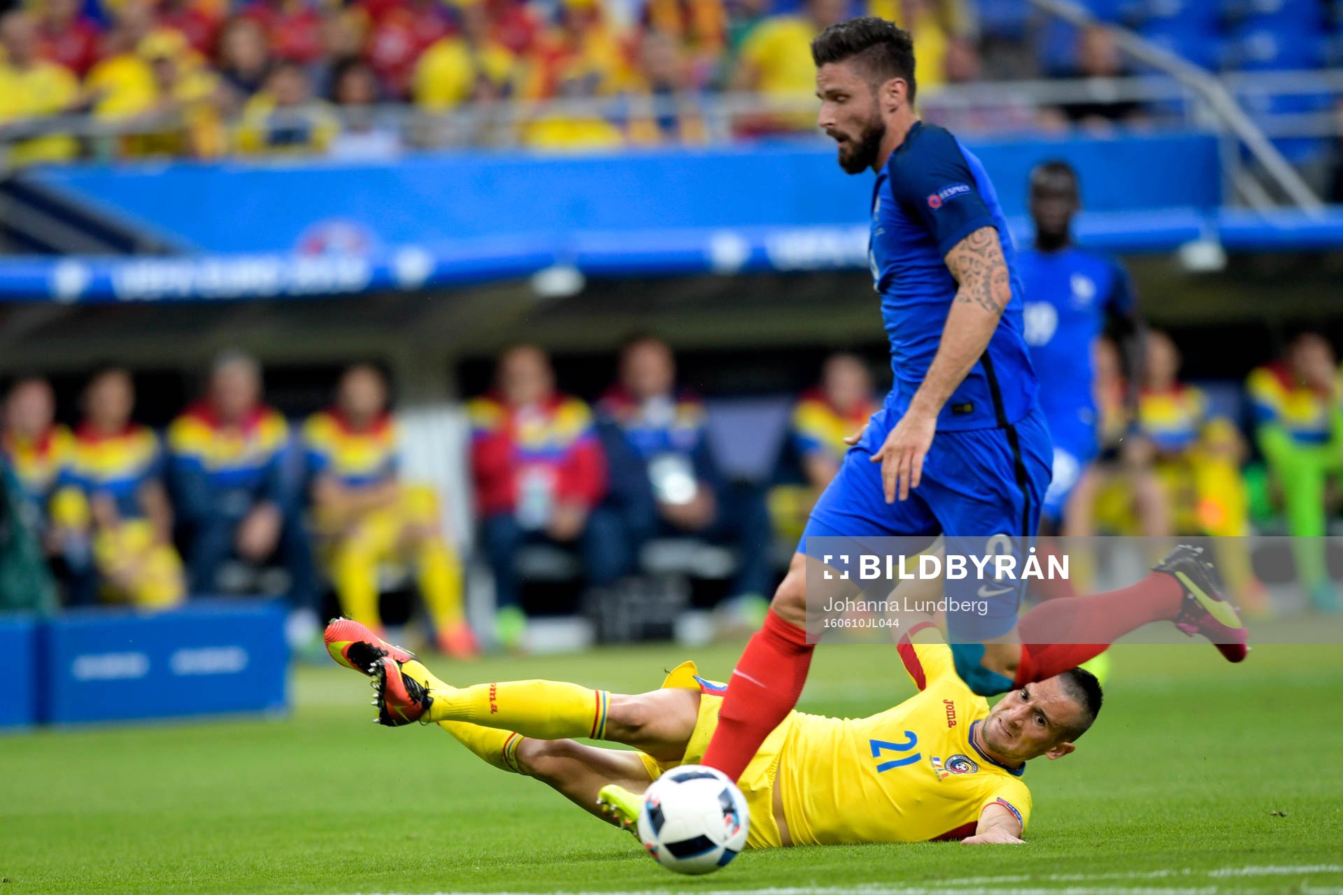 Rumäniens Dragoş Grigore och Frankrikes Olivier Giroud