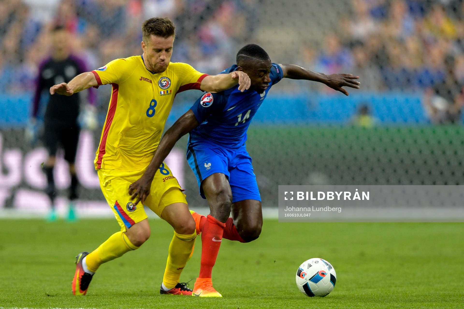Rumäniens Mihai Pintilii och Frankrikes Blaise Matuidi under fotbollsmatchen mellan Frankrike och Rumänien under Fotbolls-EM den 10 juni 2016 i Paris.