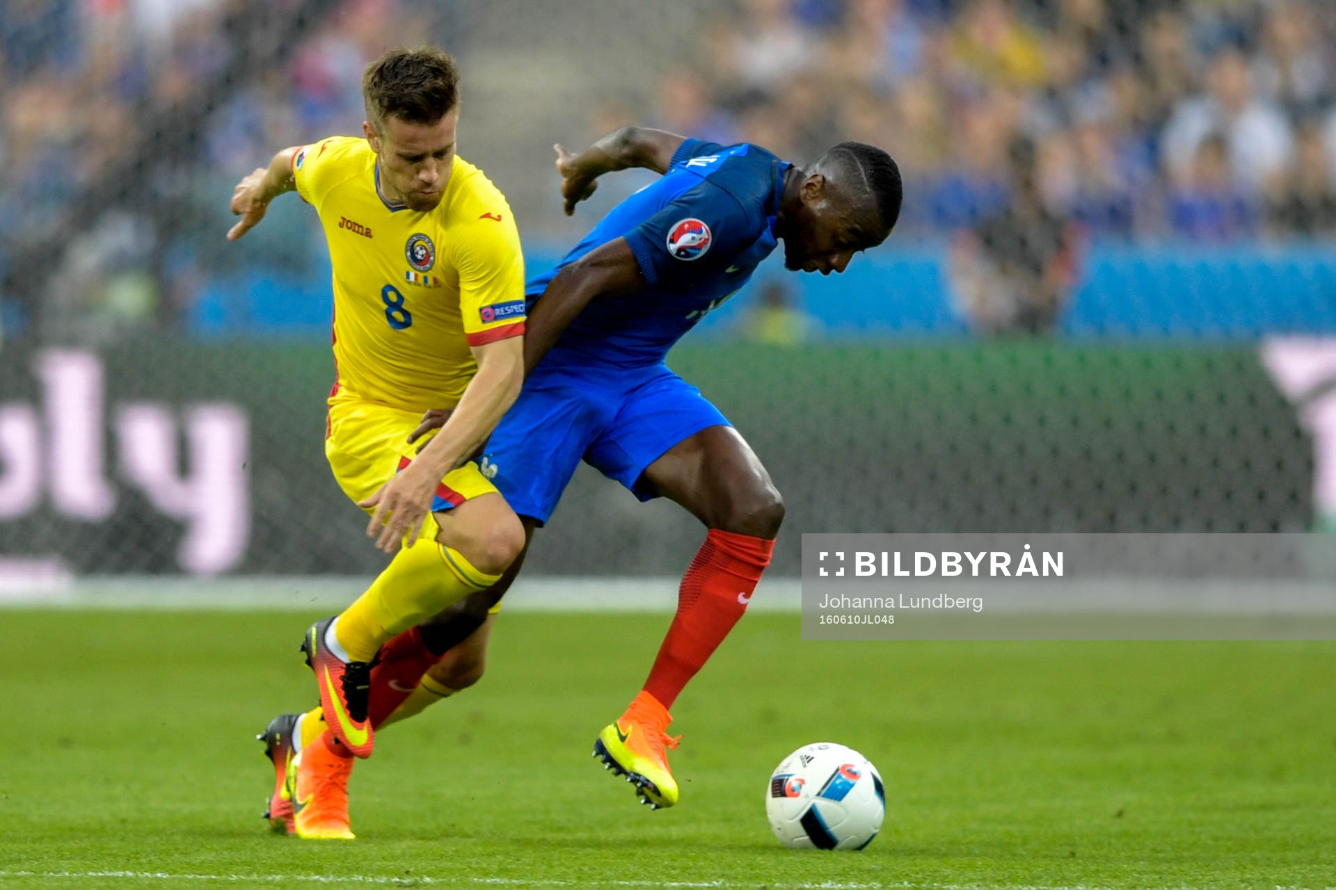 Rumäniens Mihai Pintilii och Frankrikes Blaise Matuidi under fotbollsmatchen mellan Frankrike och Rumänien under Fotbolls-EM den 10 juni 2016 i Paris.