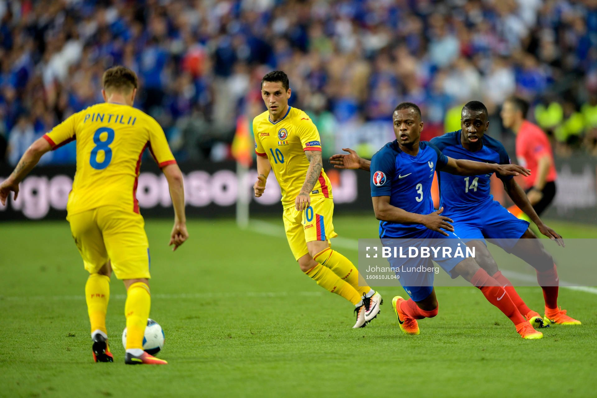 Frankrikes Patrice Evra och Blaise Matuidi tappar bollen till Rumäniens Mihai Pintilii och Nicolae Stanciu under fotbollsmatchen mellan Frankrike och Rumänien under Fotbolls-EM den 10 juni 2016 i Paris.
