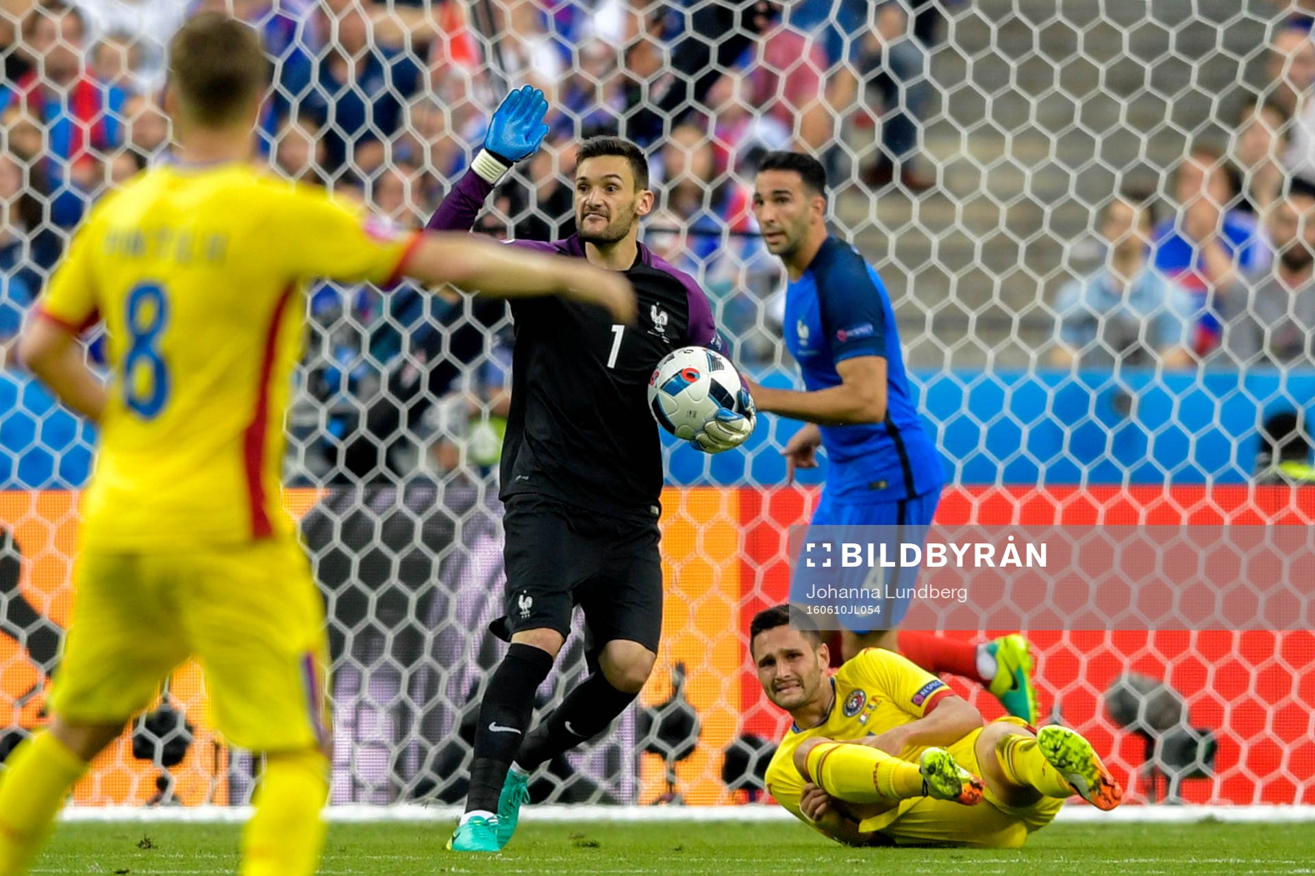 Frankrikes målvakt Hugo Lloris reagerar och Rumäniens