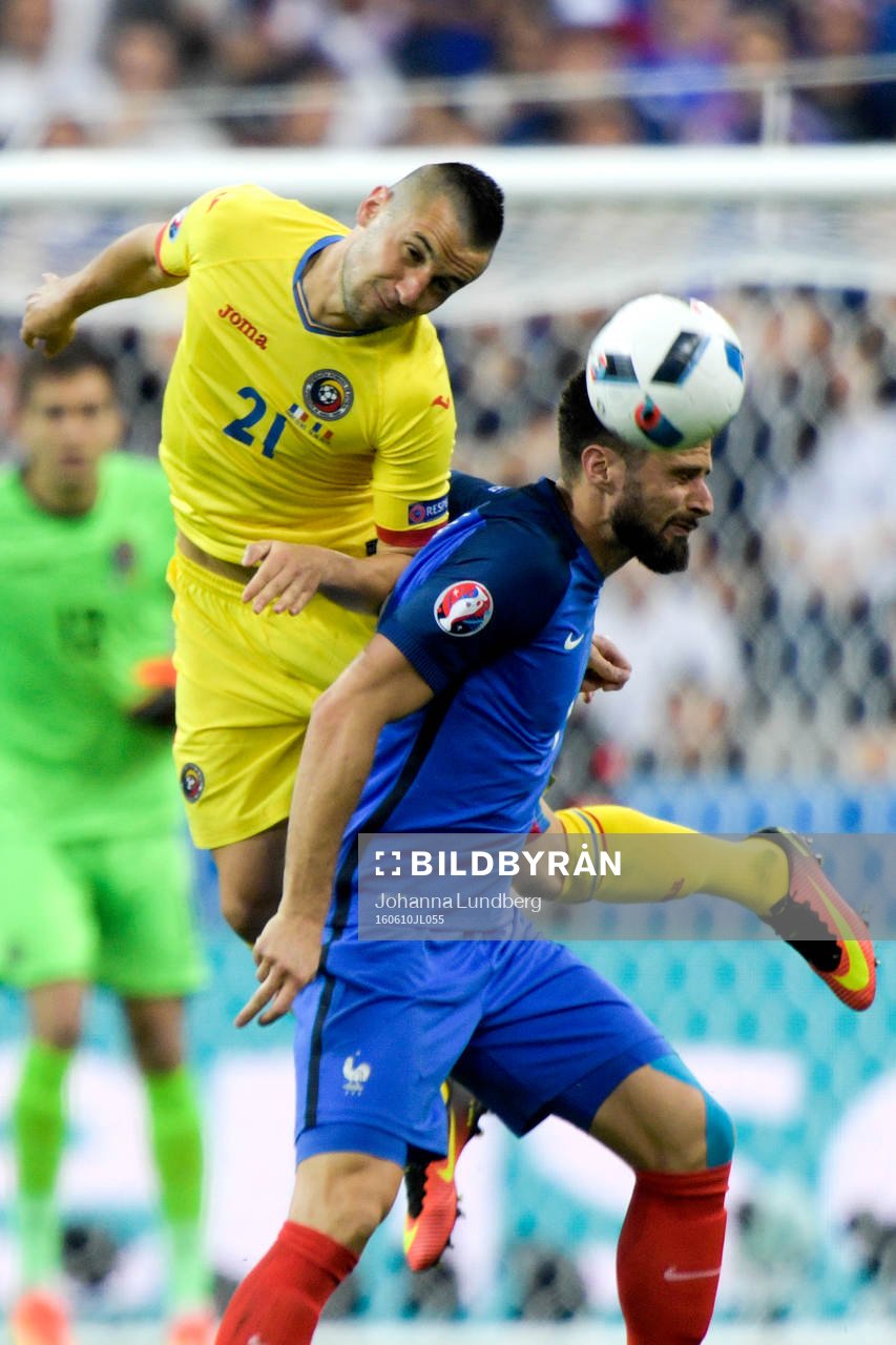 Rumäniens Dragoş Grigore och Frankrikes Olivier Giroud