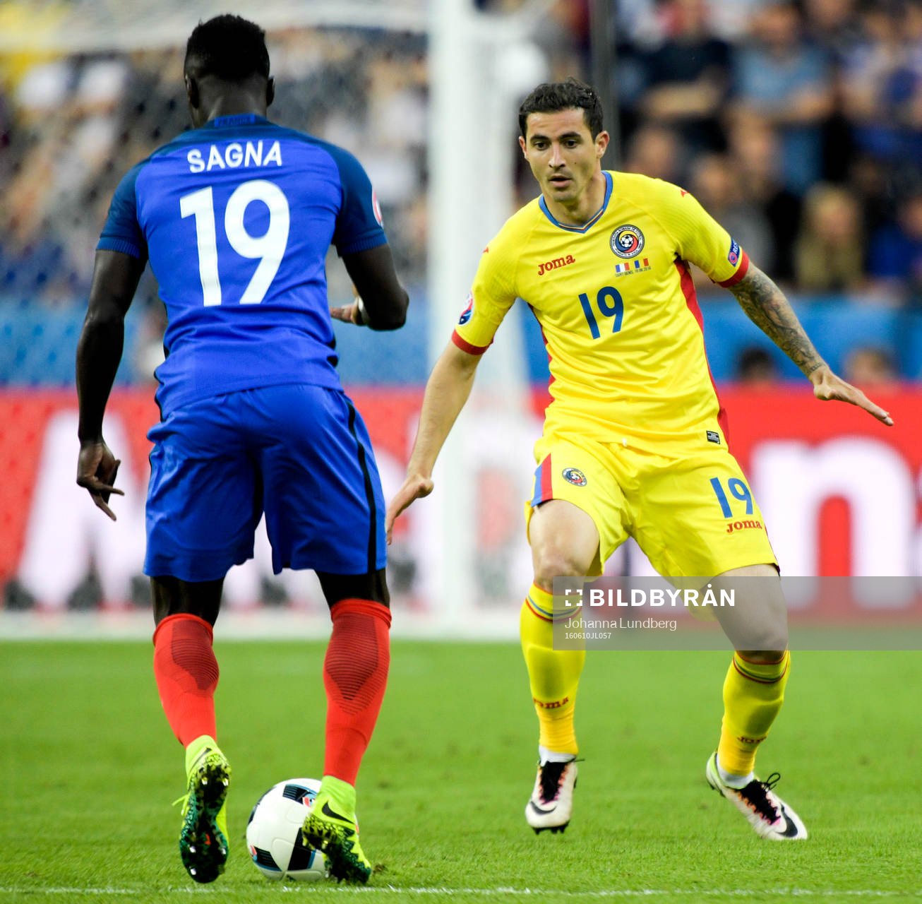 Rumäniens Bogdan Stancu och Frankrikes Bacary Sagna