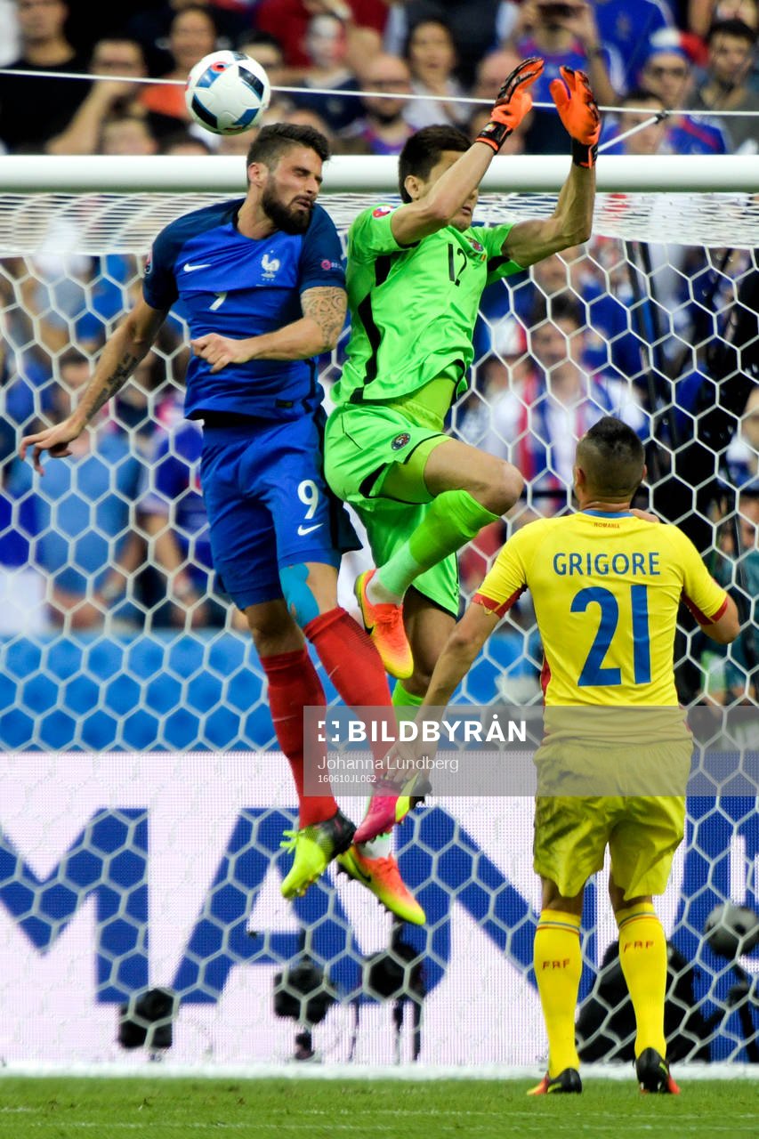 Frankrikes Olivier Giroud vinner en duell mot Rumäniens