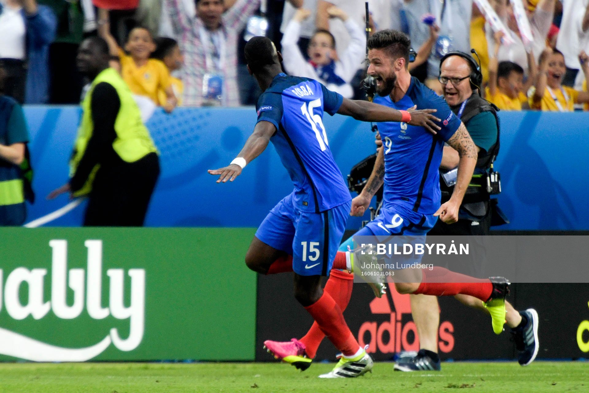 Frankrikes Olivier Giroud och Paul Pogba jublar