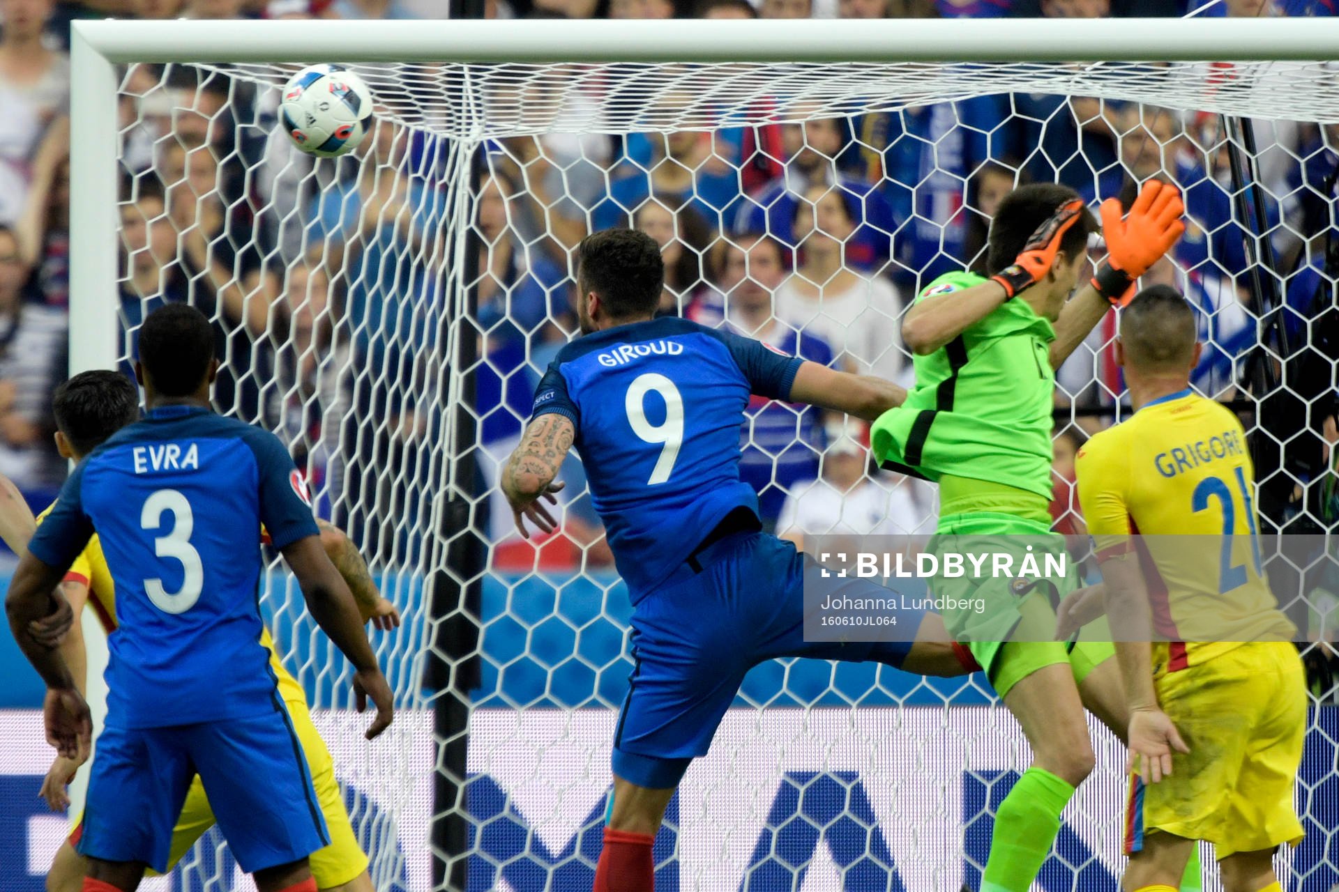 Frankrikes Olivier Giroud vinner en duell mot Rumäniens