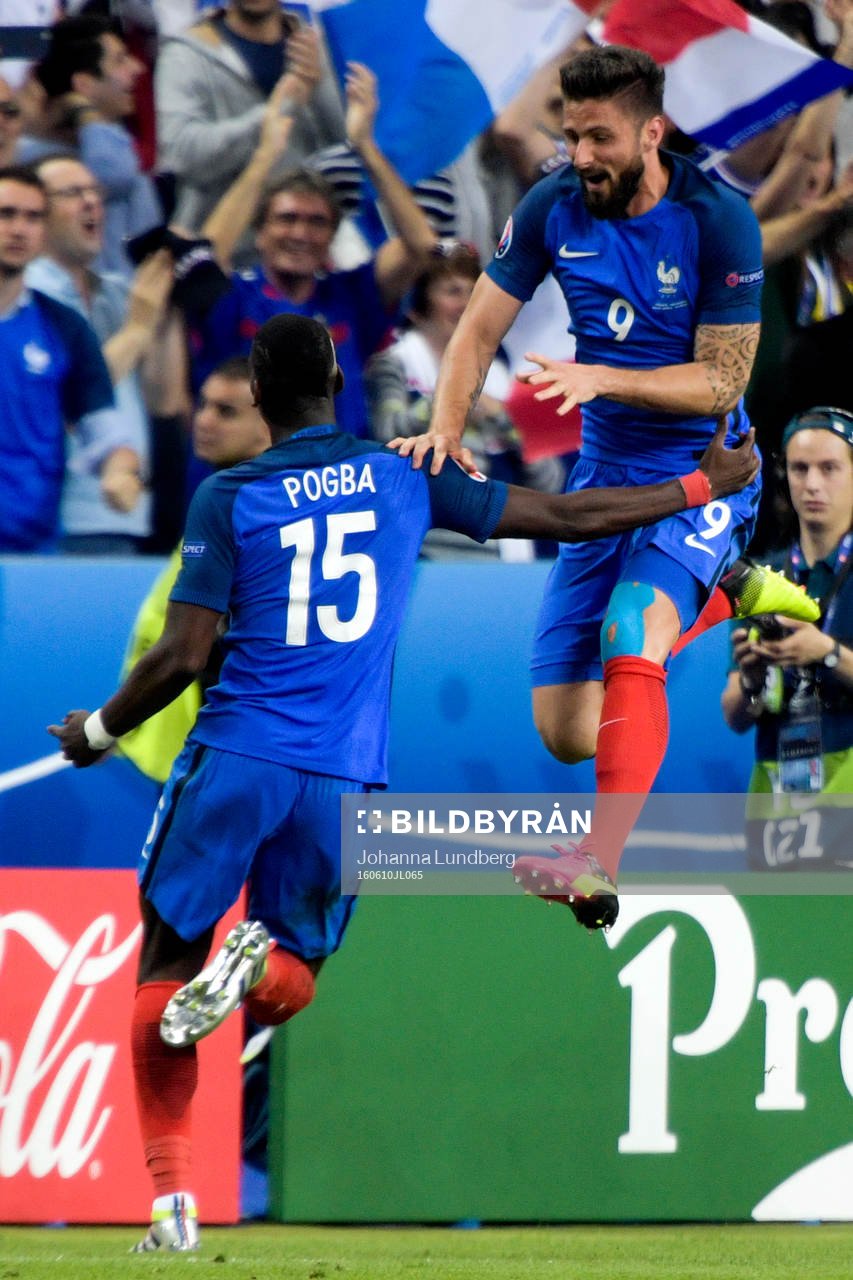 Frankrikes Olivier Giroud och Paul Pogba jublar