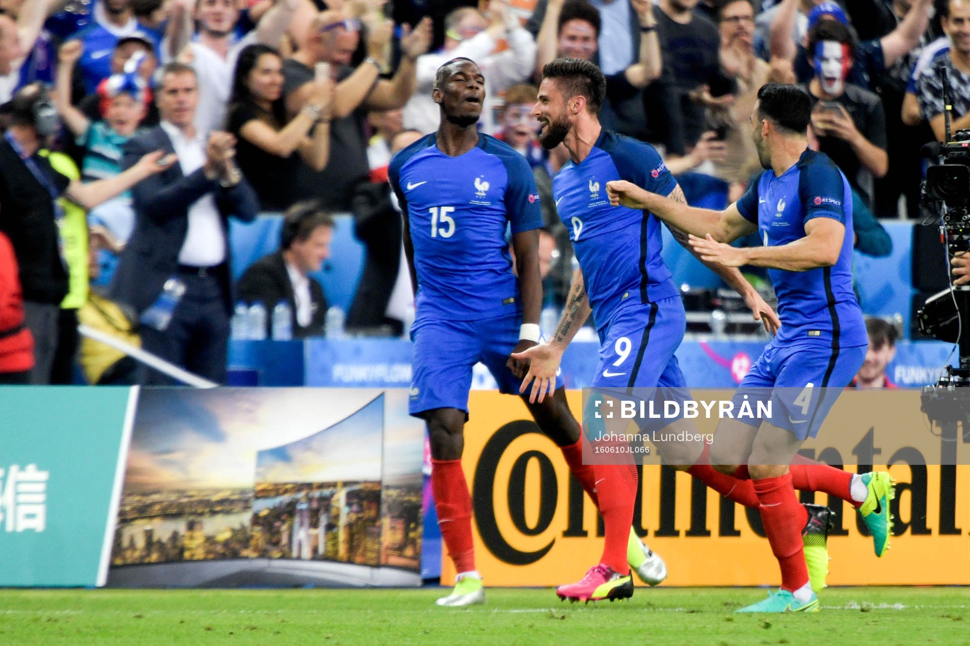Frankrikes Olivier Giroud, Paul Pogba och Adil Rami jublar