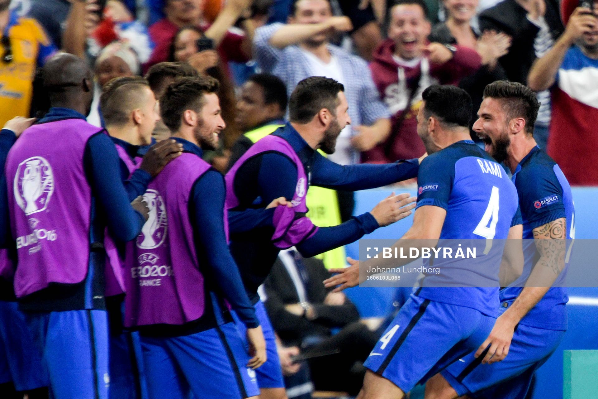 Frankrikes Olivier Giroud jublar med lagkamraterna