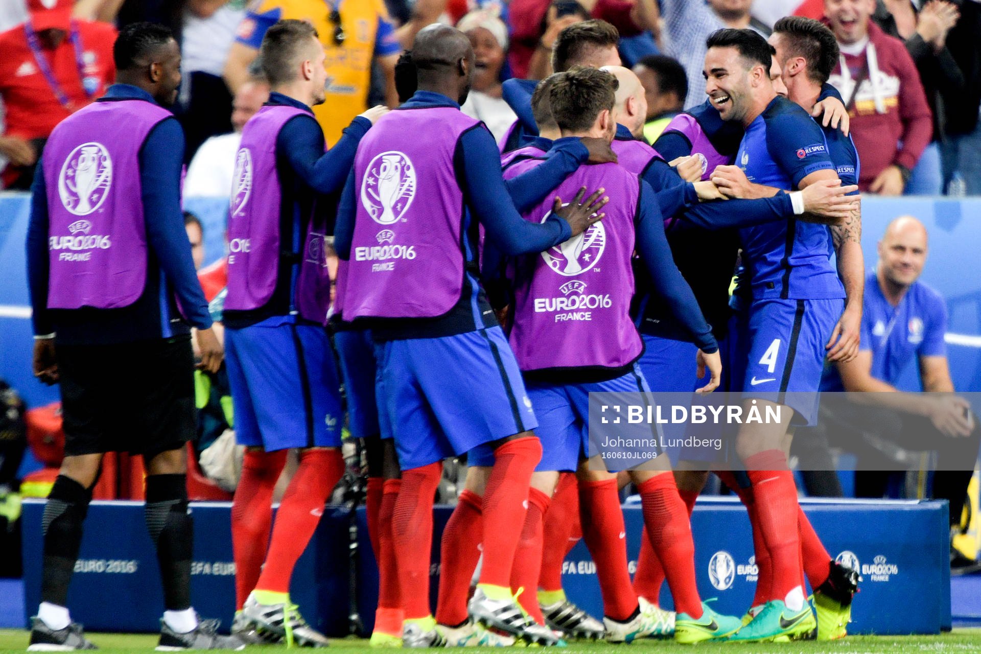 Frankrikes Olivier Giroud jublar med lagkamraterna efter 1-0 under fotbollsmatchen mellan Frankrike och Rumänien under Fotbolls-EM den 10 juni 2016 i Paris.