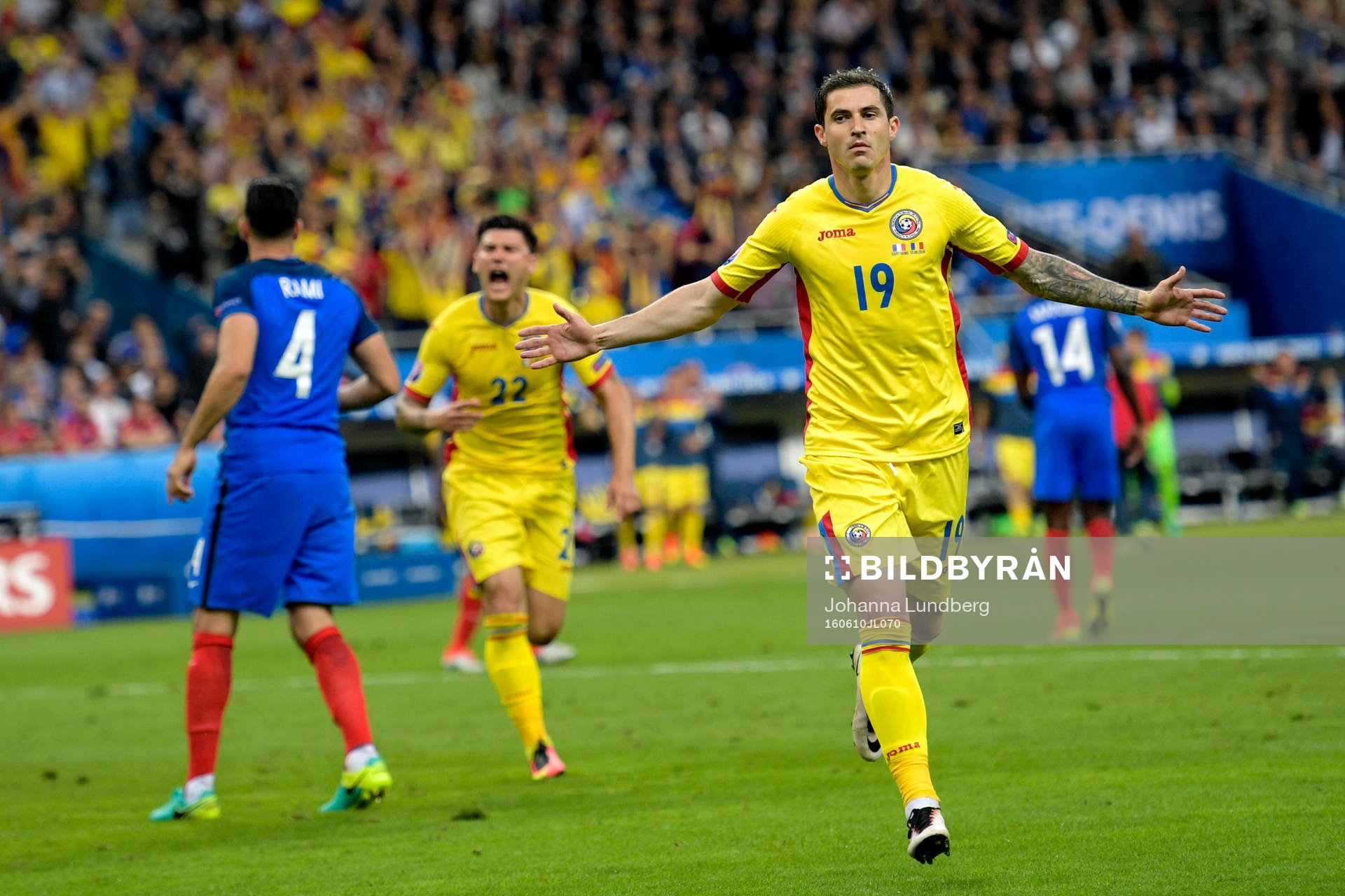 Rumäniens Bogdan Stancu kvitterar till1-1 på straff och jublar under fotbollsmatchen mellan Frankrike och Rumänien under Fotbolls-EM den 10 juni 2016 i Paris.