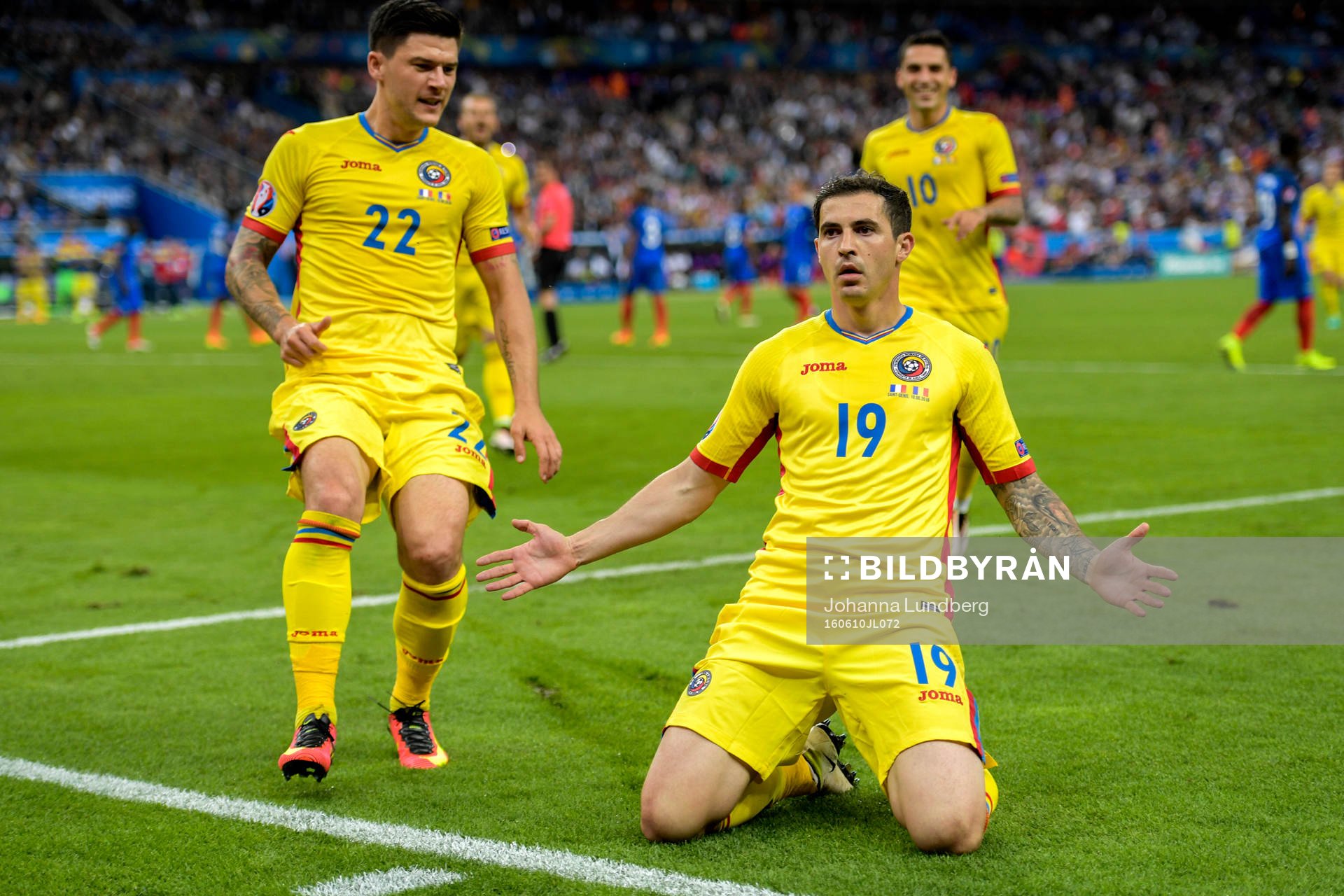 Rumäniens Bogdan Stancu kvitterar till1-1 på straff och jublar under fotbollsmatchen mellan Frankrike och Rumänien under Fotbolls-EM den 10 juni 2016 i Paris.