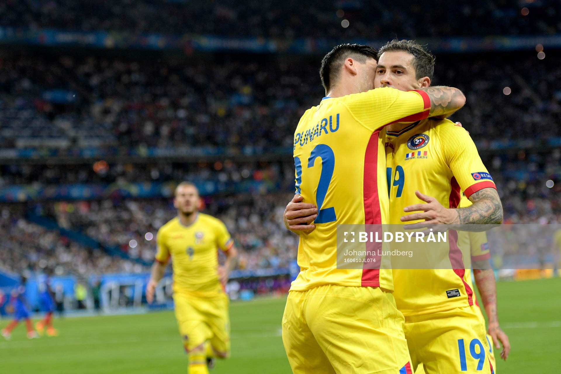 Rumäniens Bogdan Stancu kvitterar till1-1 på straff och jublar under fotbollsmatchen mellan Frankrike och Rumänien under Fotbolls-EM den 10 juni 2016 i Paris.