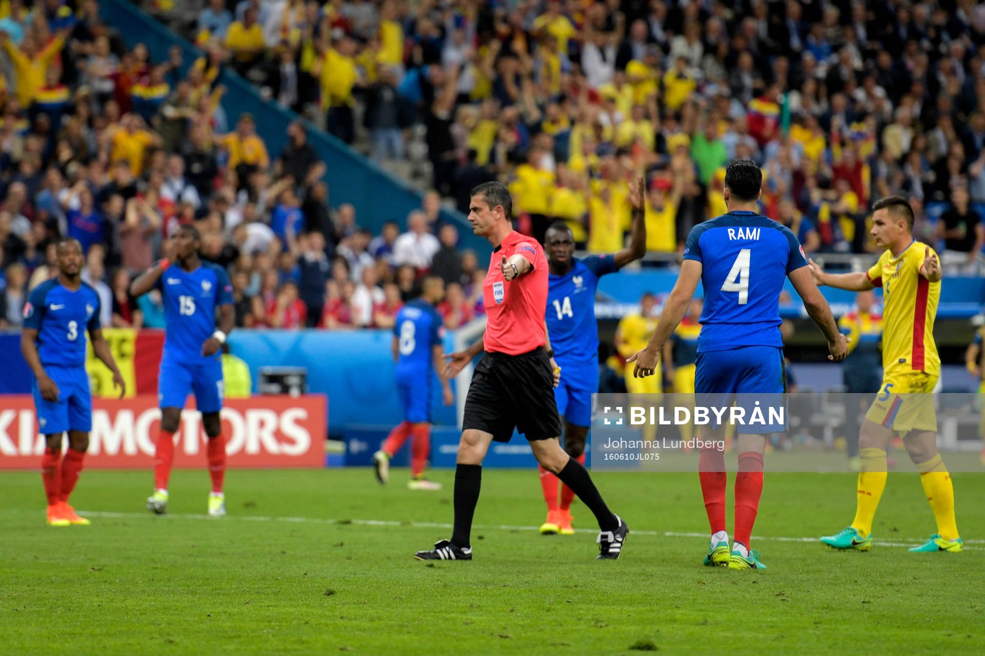 Domaren Viktor Kassai pekar på straffpunkten sedan Rumäniens Nicolae Stanciublir blivit nerdragen under fotbollsmatchen mellan Frankrike och Rumänien under Fotbolls-EM den 10 juni 2016 i Paris.