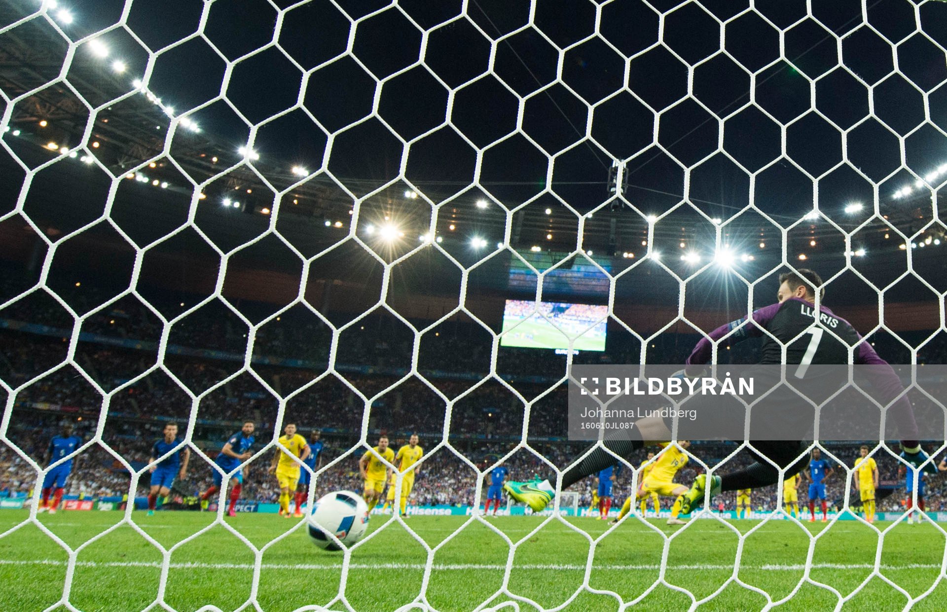 Rumäniens Bogdan Stancu gör 1-1 på straff bakom