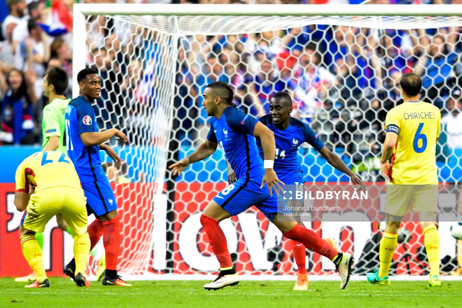 Frankrikes Dimitri Payet jublar efter 2-1 under fotbollsmatchen mellan Frankrike och Rumänien under Fotbolls-EM den 10 juni 2016 i Paris.