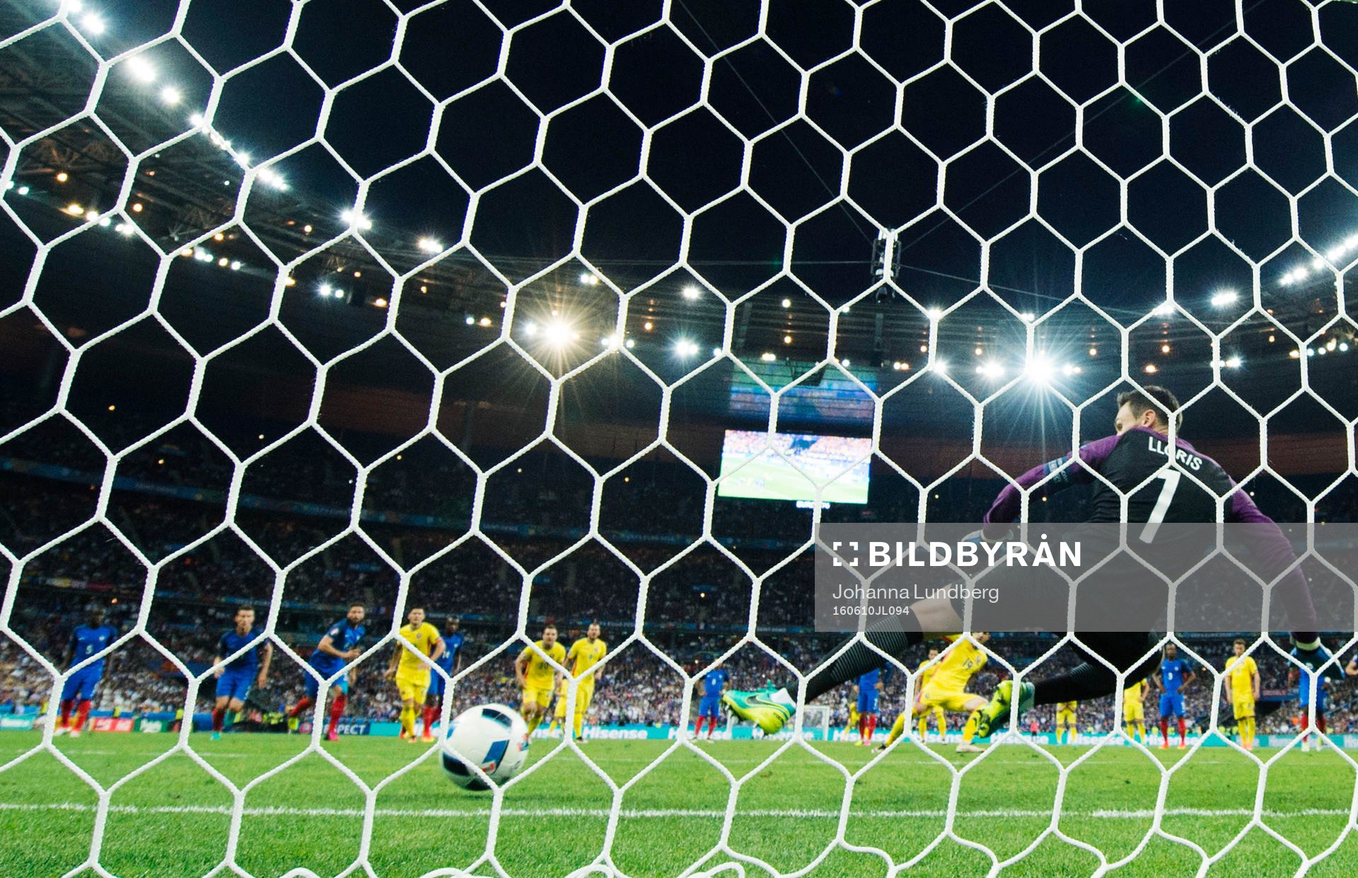 Rumäniens Bogdan Stancu gör 1-1 på straff bakom