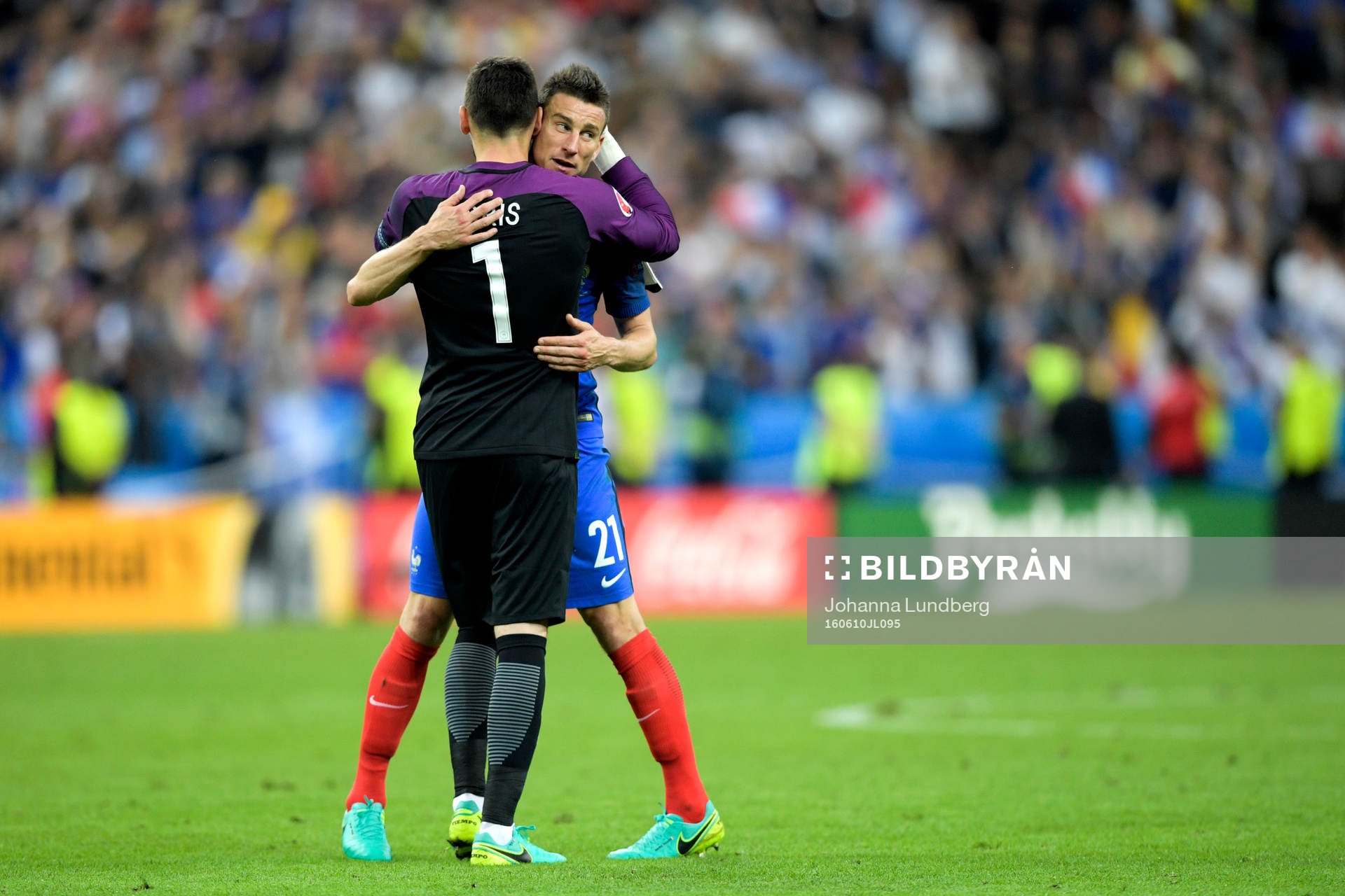 Frankrikes målvakt Hugo Lloris och Laurent Koscielny jublar