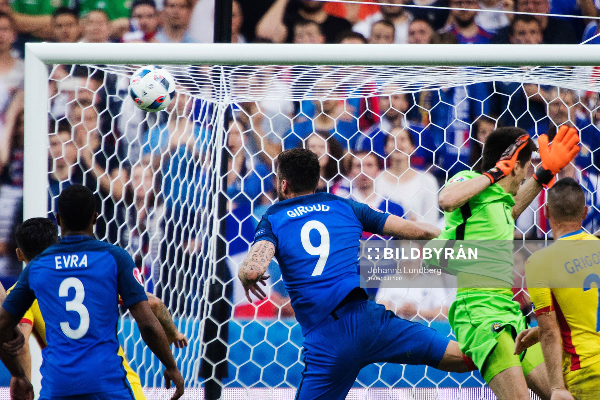 Frankrikes Olivier Giroud nickar in 1-0 bakom Rumäniens