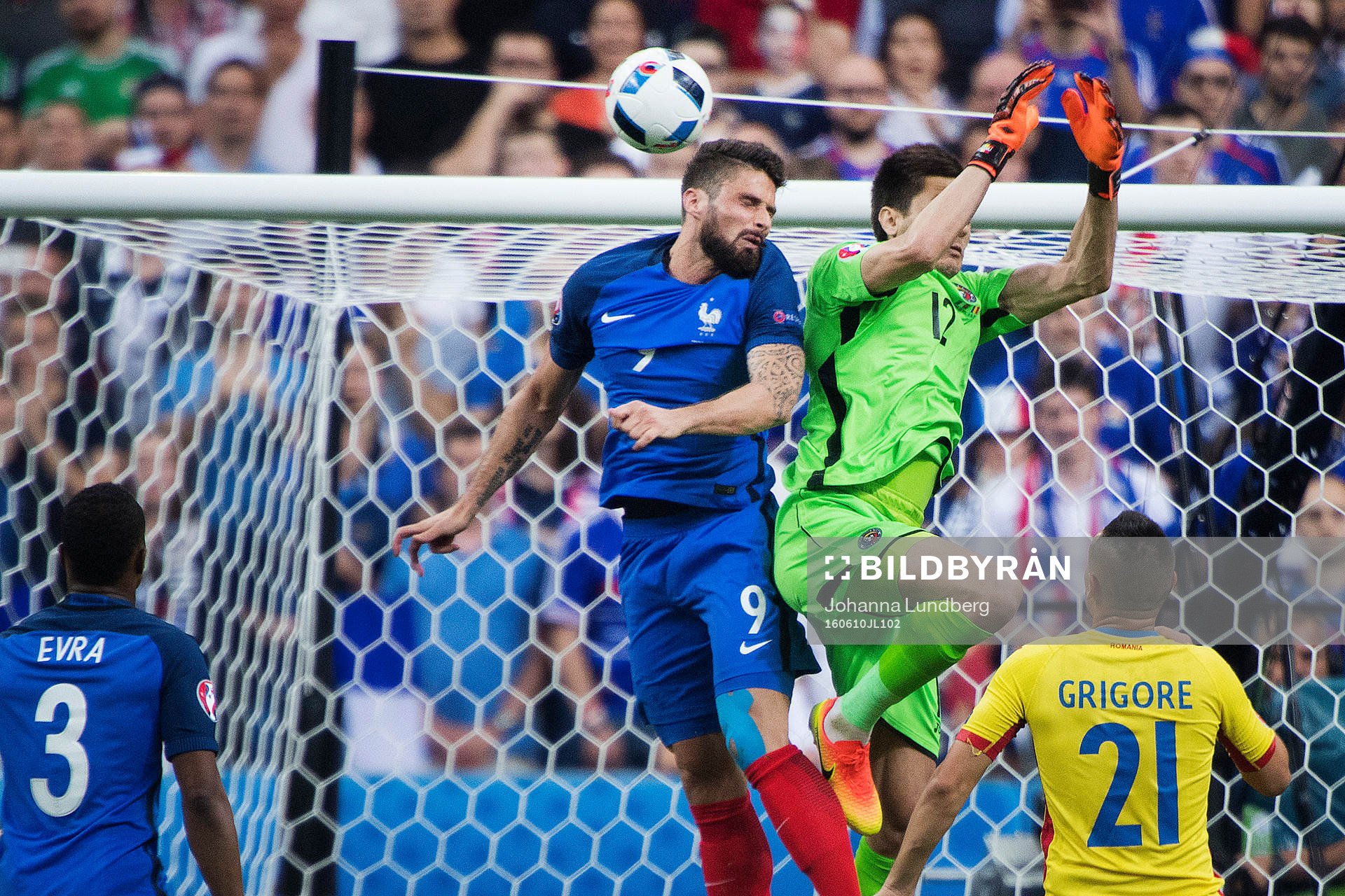 Frankrikes Olivier Giroud nickar in 1-0 bakom Rumäniens
