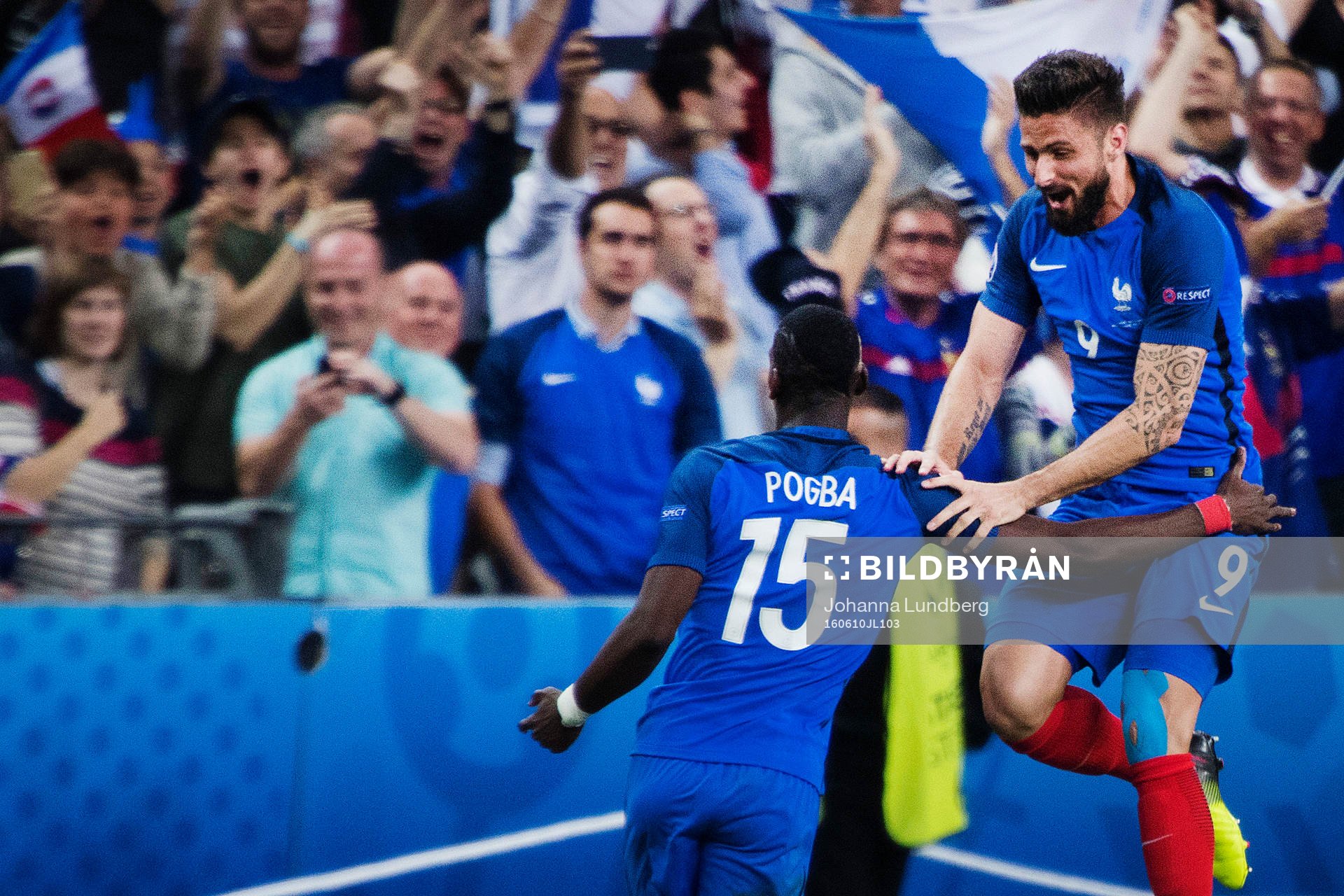 Frankrikes Olivier Giroud jublar mot Paul Pogba