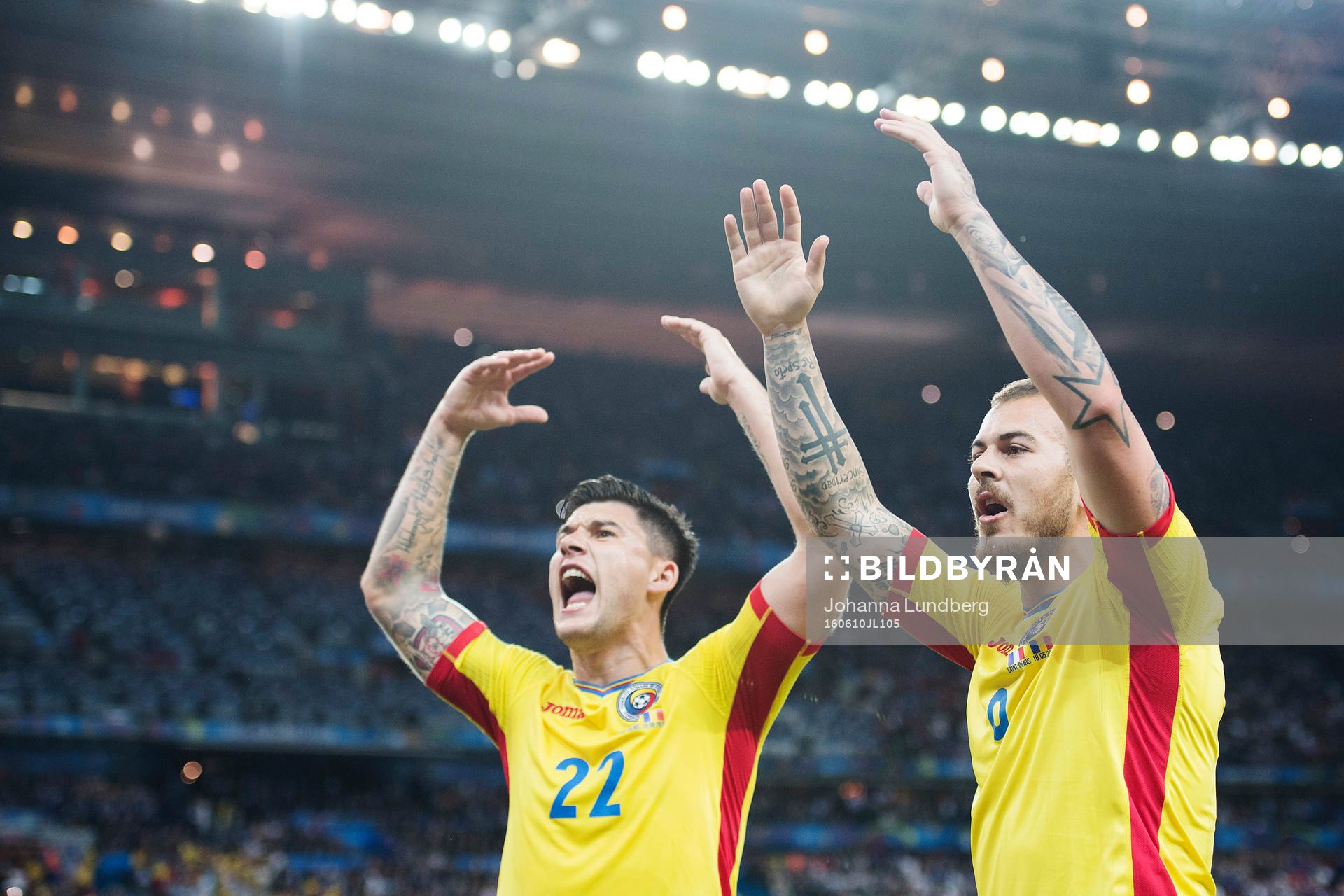 Rumäniens Cristian Sapunaru (tv) och Denis Alibec (th)