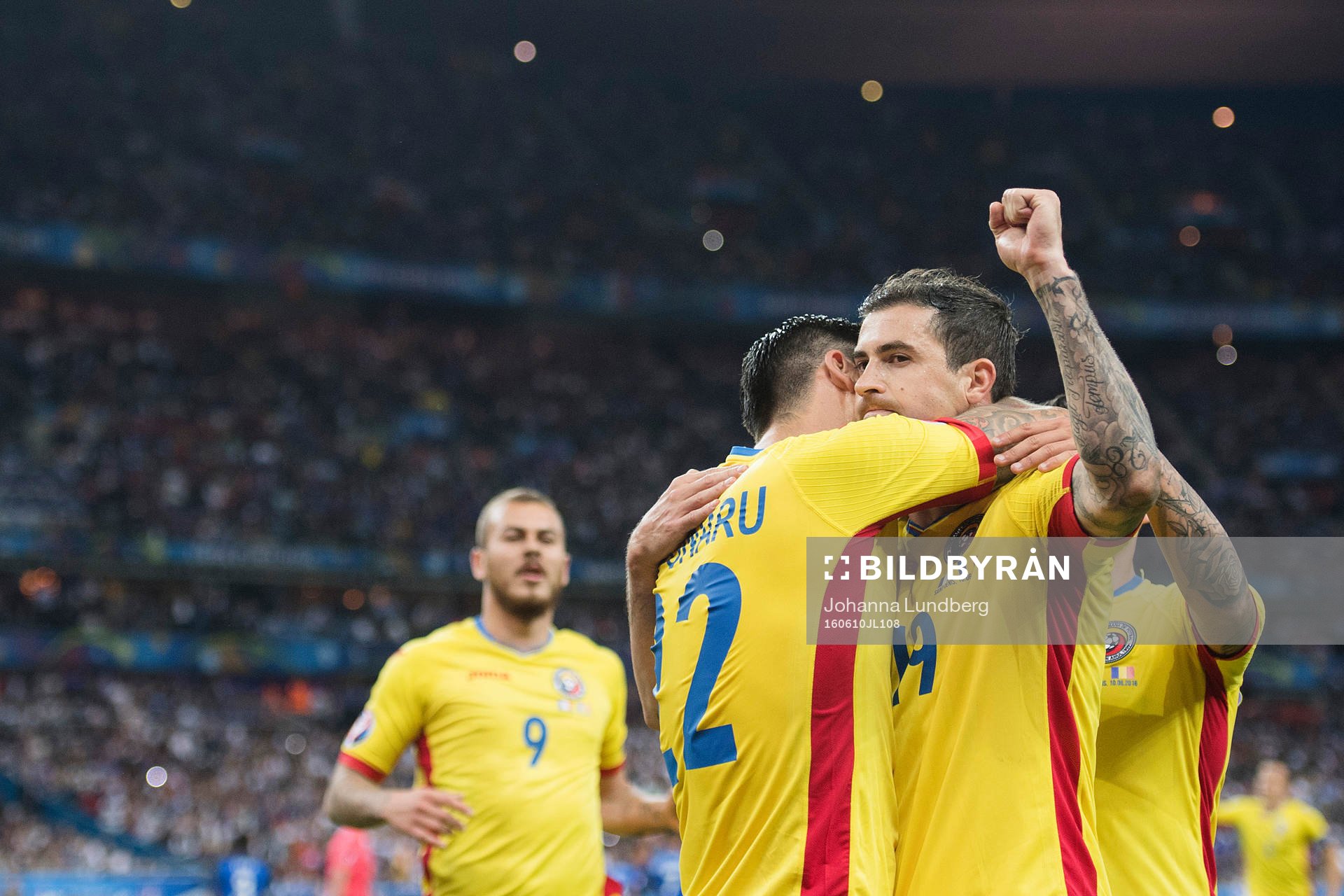 Rumäniens Bogdan Stancu (th) gör 1-1 och jublar med