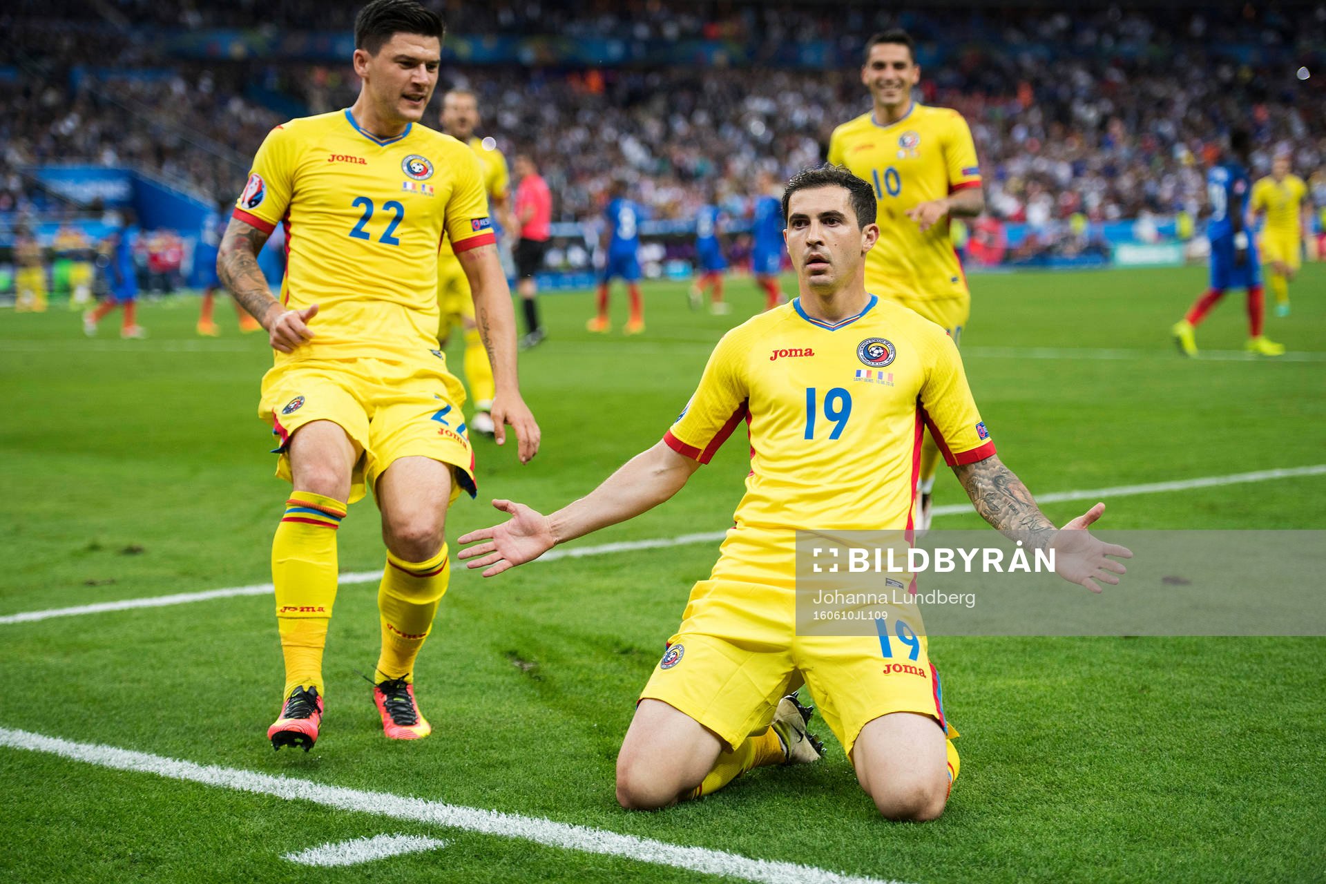 Rumäniens Bogdan Stancu (th) gör 1-1 och jublar med