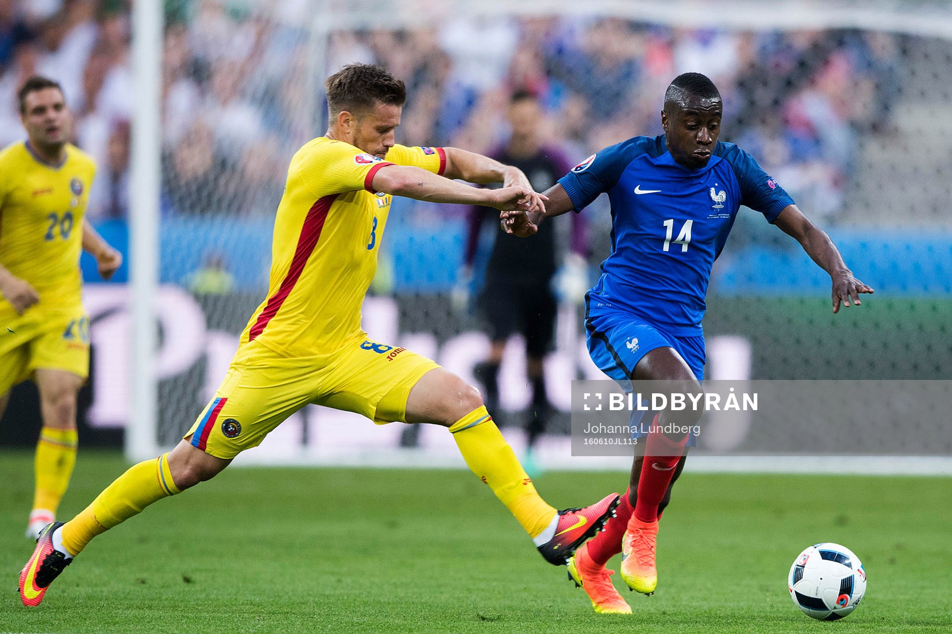 Rumäniens Mihai Pintilii försöker stoppa Frankrikes Blaise Matuidi under fotbollsmatchen mellan Frankrike och Rumänien under Fotbolls-EM den 10 juni 2016 i Paris.