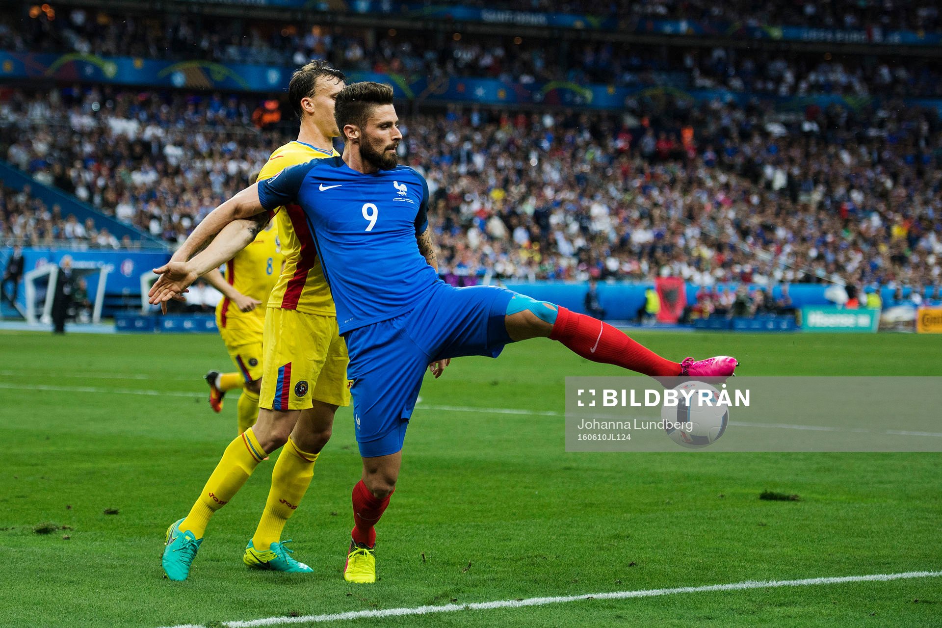 Frankrikes Olivier Giroud tar ner bollen