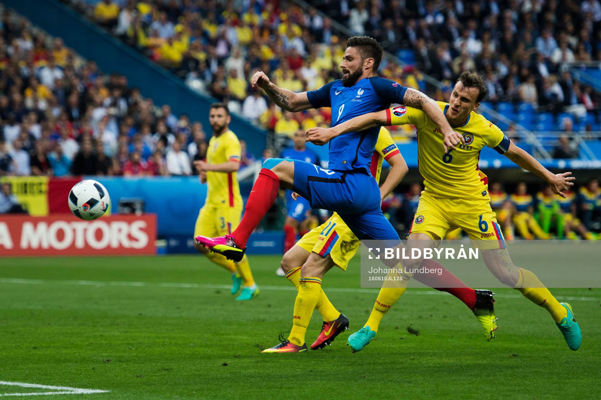 Frankrikes Olivier Giroud tar sig förbi Rumäniens Vlad