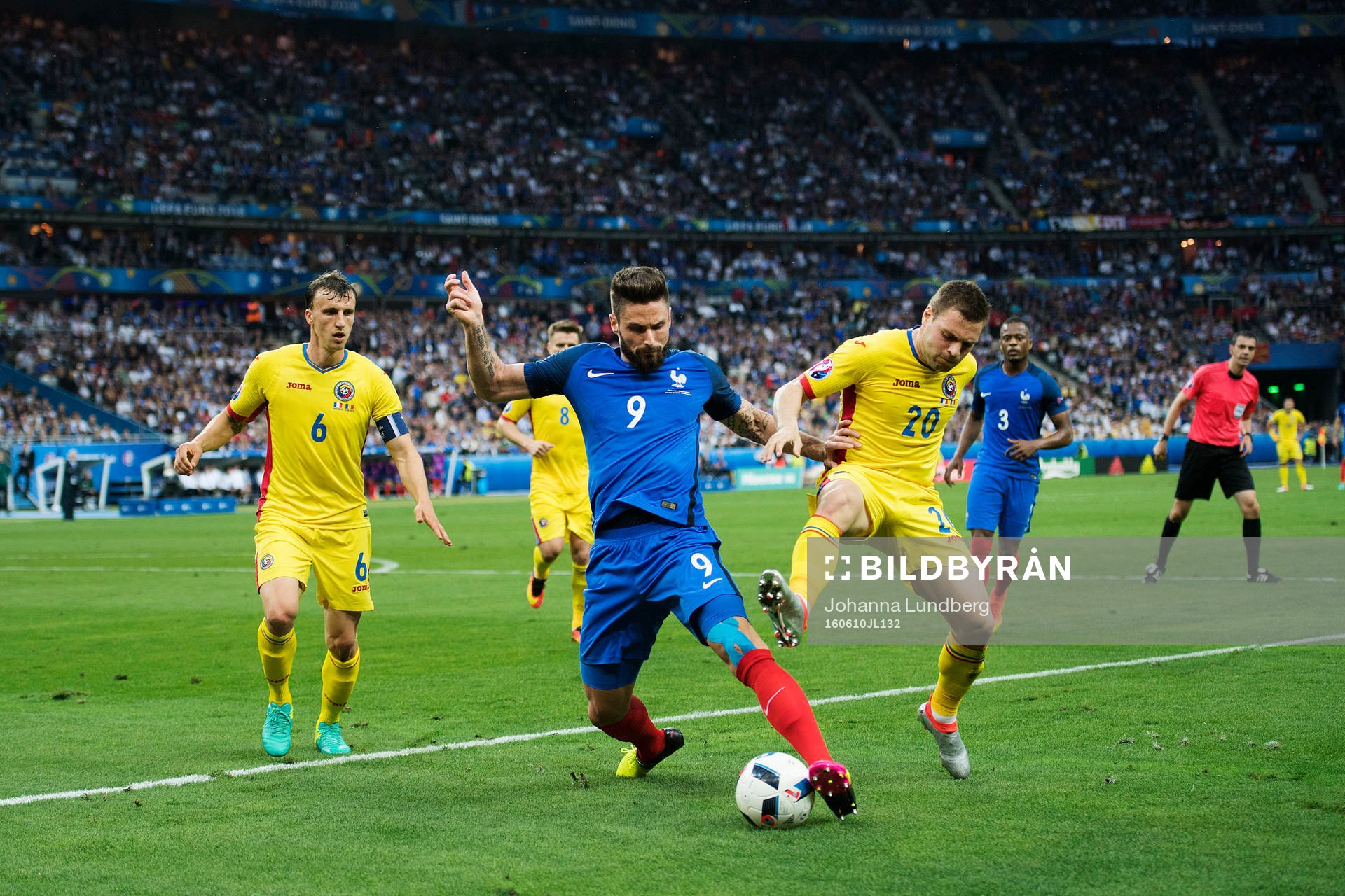 Frankrikes Olivier Giroud  i kamp om bollen med Rumäniens